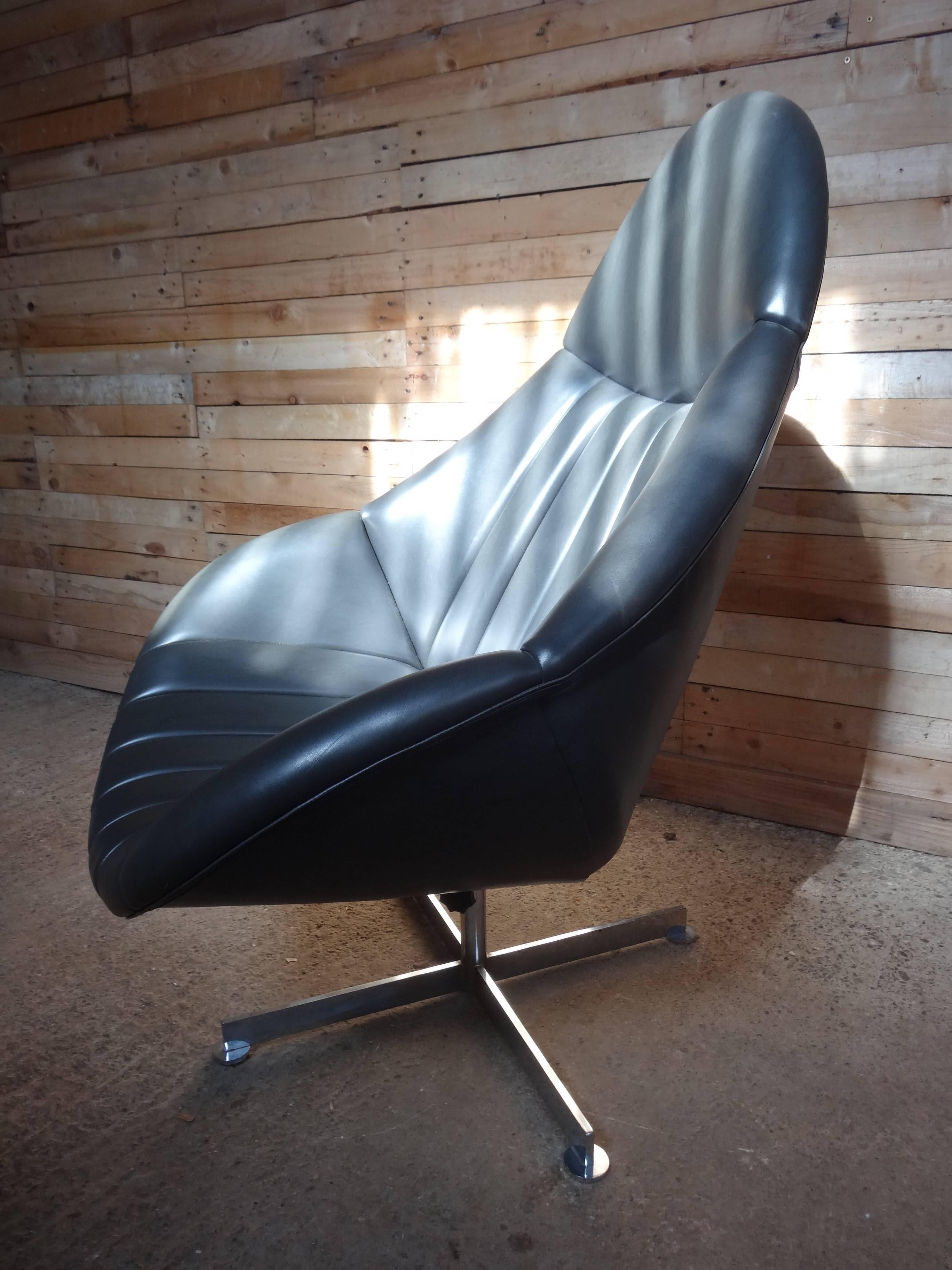 Magnifique fauteuil pivotant des années 1960 conçu par Rohe Noorwolde, le fauteuil est recouvert de cuir gris foncé/noir, le fauteuil est en très bon état vintage. 

Dimensions : Hauteur 111 cm, hauteur du siège 35 cm, profondeur 85 cm, largeur 80