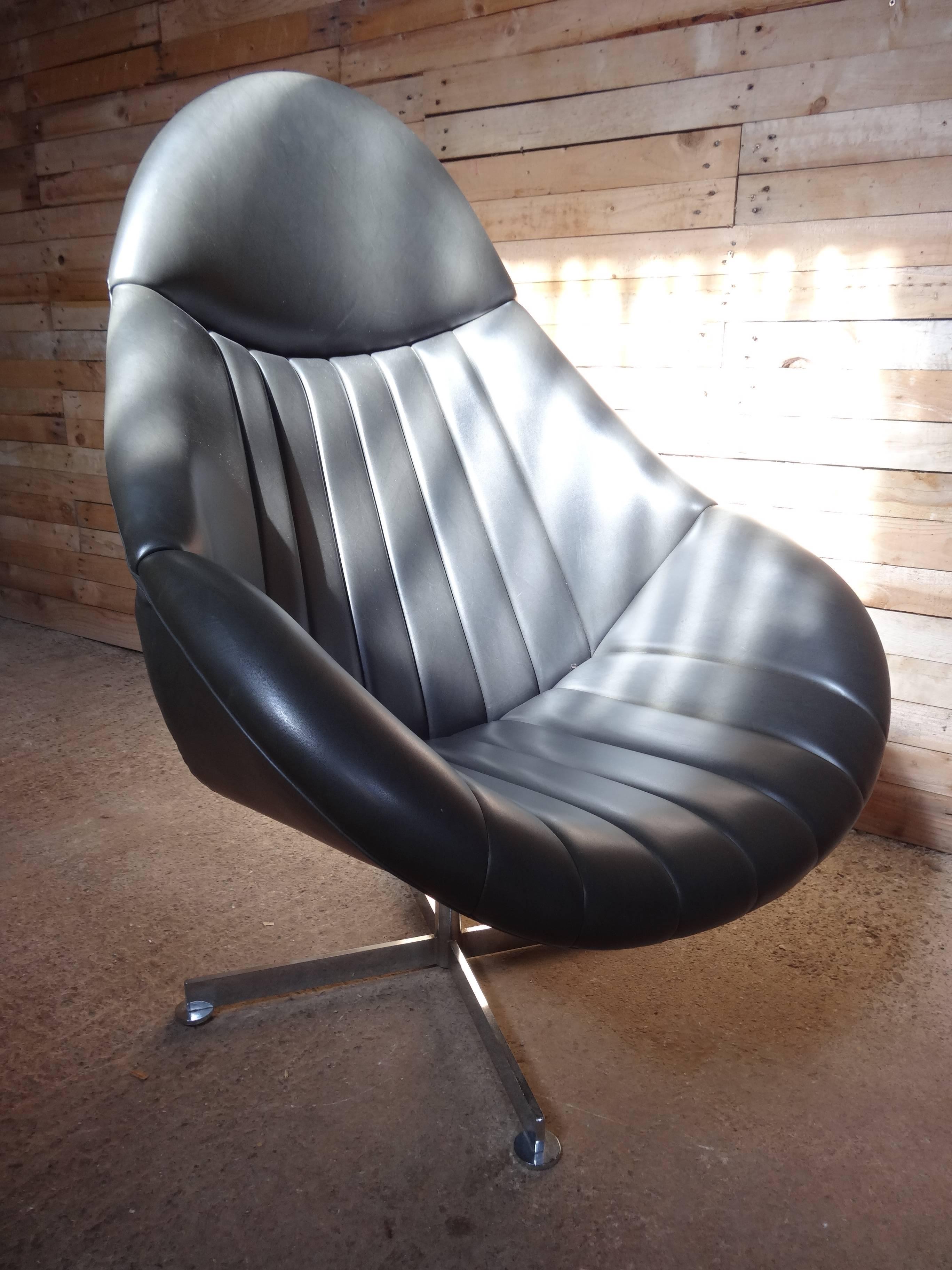 Mid-Century Modern 1960s Dark Grey/Black Rohe Noorwolde Leather Egg Chair in Mint Condition For Sale