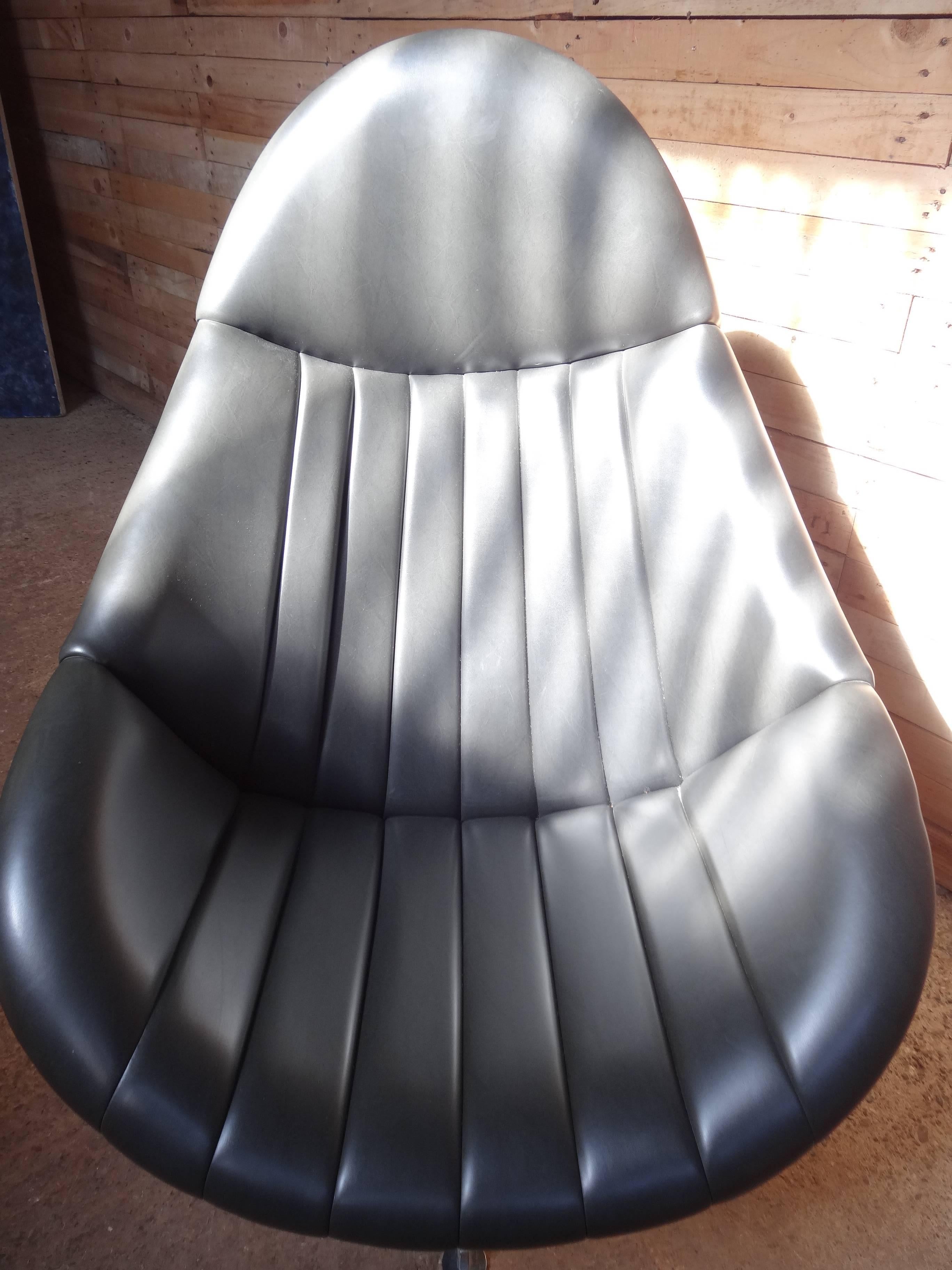 Métal 1960s Dark Grey/Black Rohe Noorwolde Leather Egg Chair in Mint Condition (Chaise à œuf en cuir gris foncé/noir en parfait état) en vente