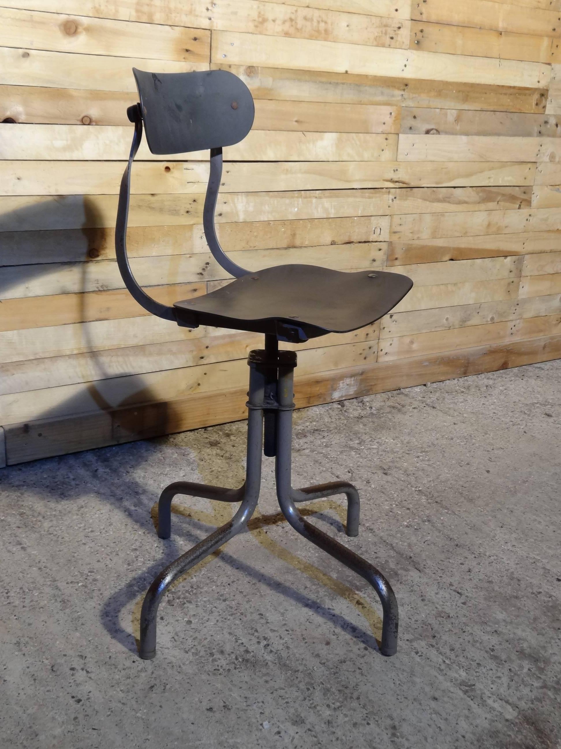 20ième siècle Tan-Sad Chair Co. 1930s Industrial Metal Height Adjustable Sewing Stool (Tabouret de couture en métal réglable en hauteur) en vente
