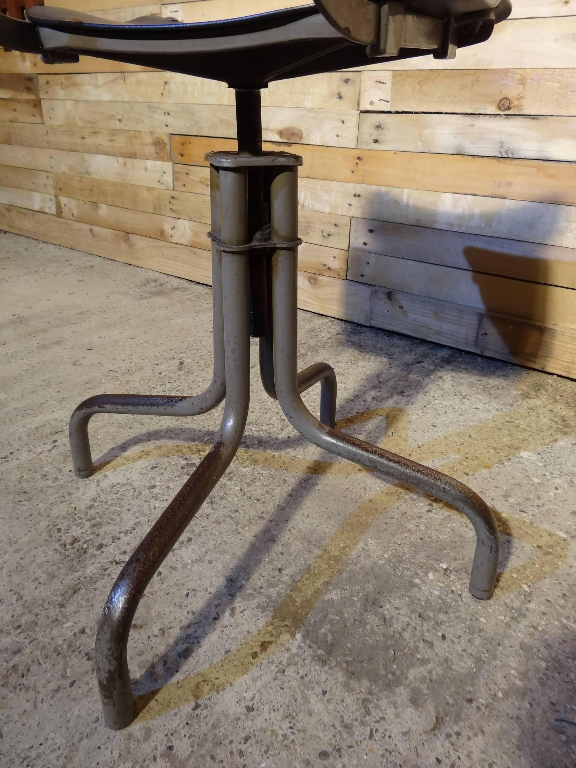Industriel Tan-Sad Chair Co. 1930s Industrial Metal Height Adjustable Sewing Stool (Tabouret de couture en métal réglable en hauteur) en vente