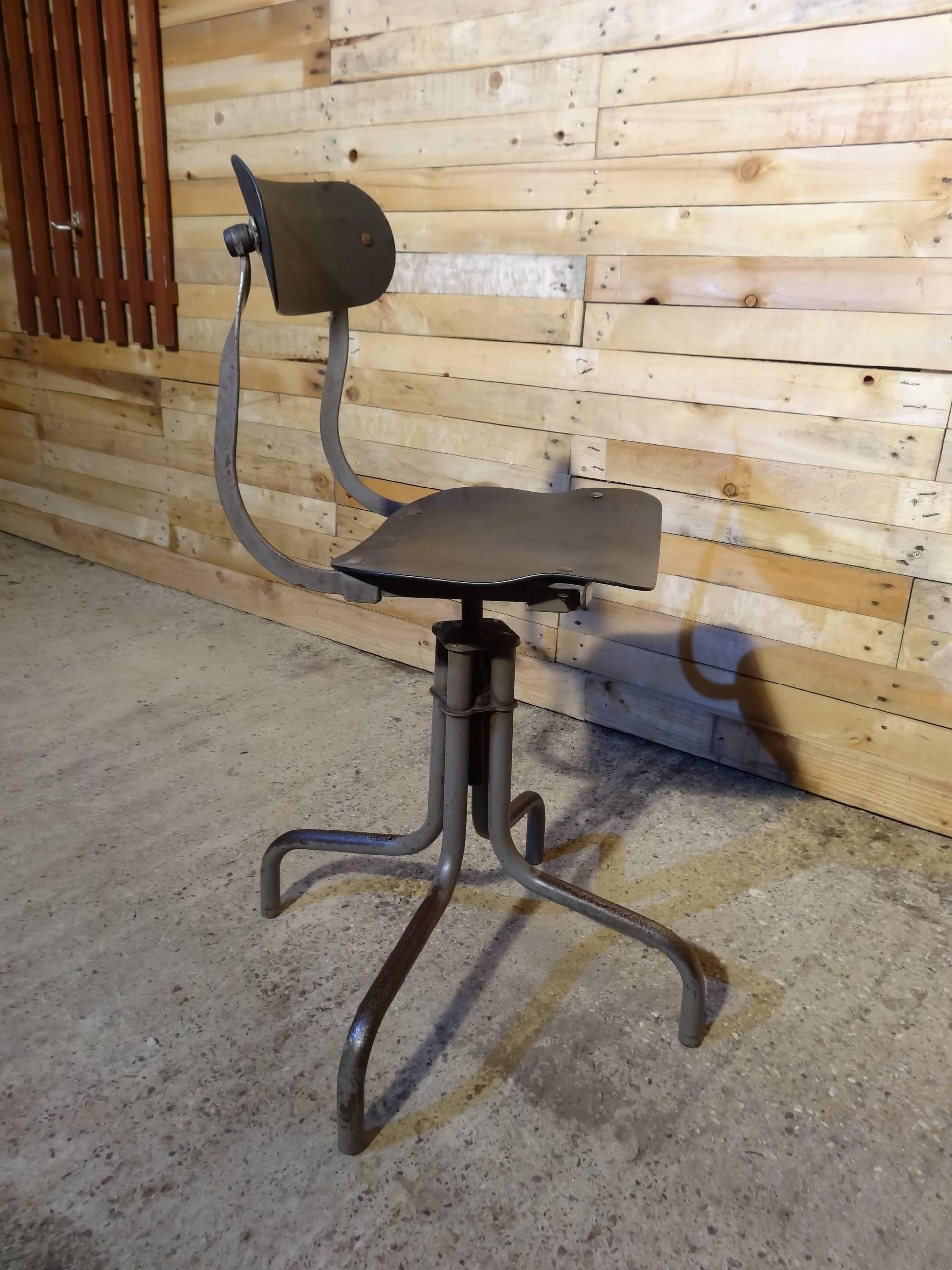 Anglais Tan-Sad Chair Co. 1930s Industrial Metal Height Adjustable Sewing Stool (Tabouret de couture en métal réglable en hauteur) en vente