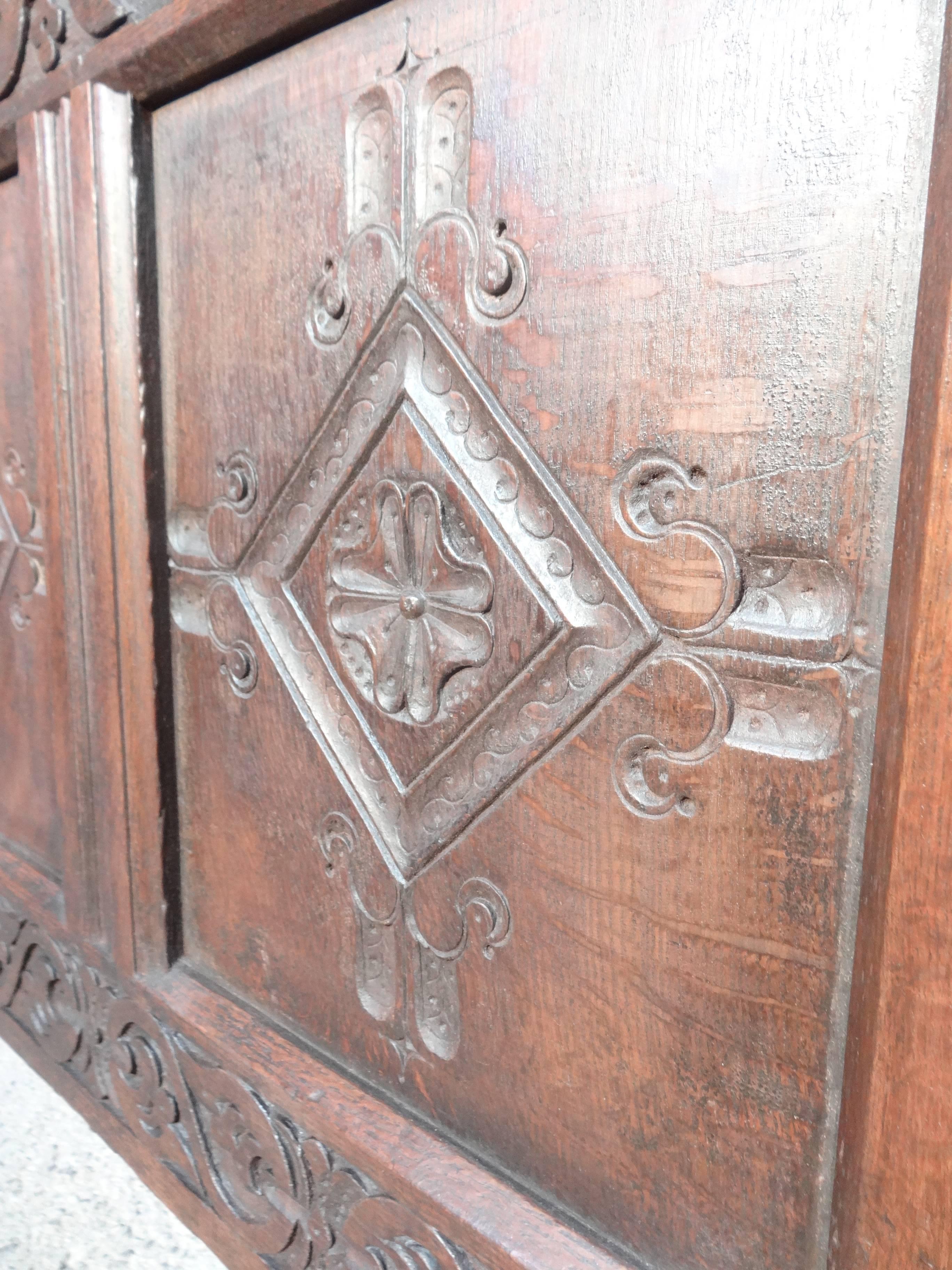 Exceptional Late 17th Century Oak Mule Chest, England, circa 1680 1