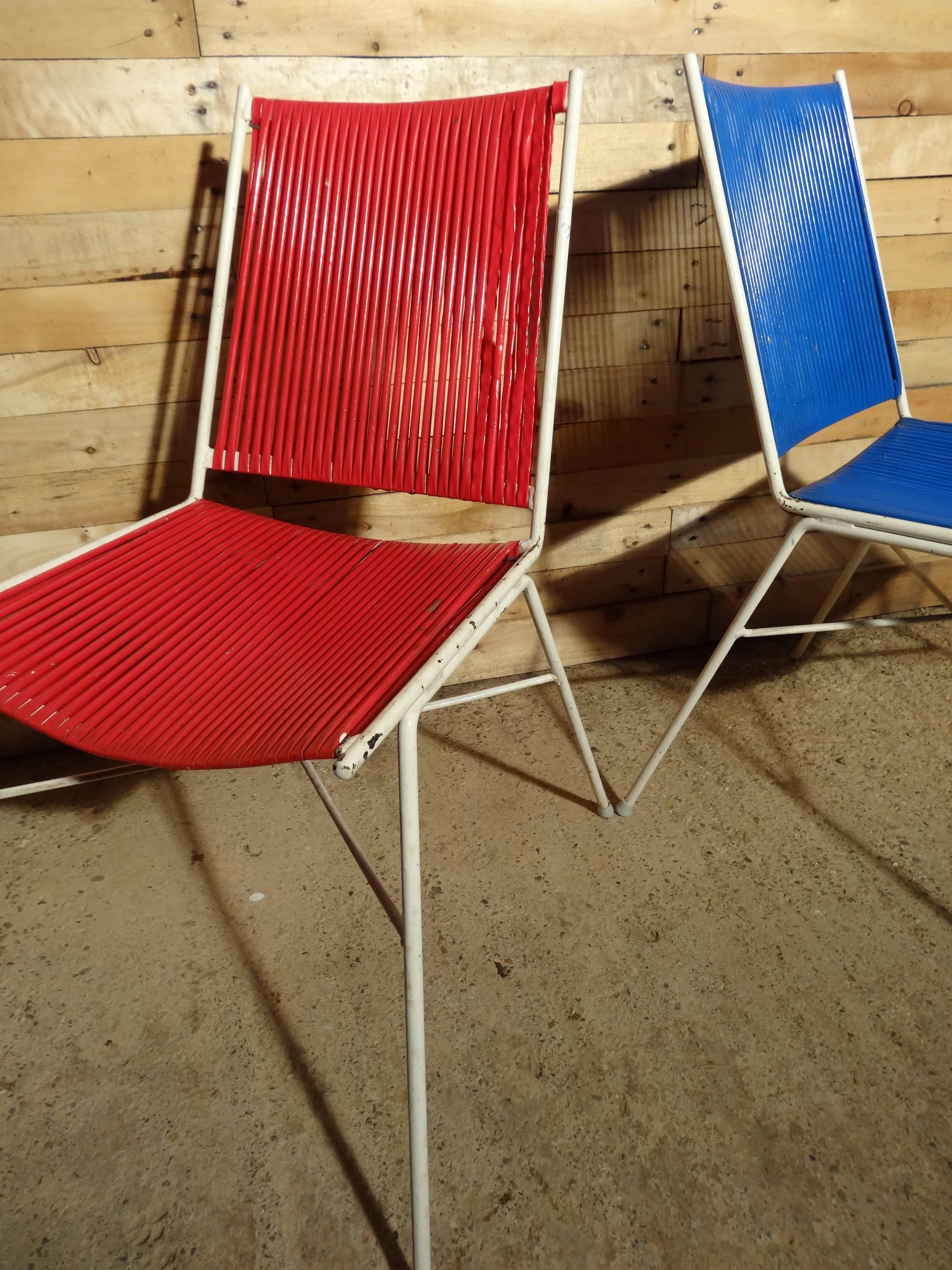 Französisches Vintage- Retro-Sesselpaar aus rotem und blauem Draht, 1950er Jahre (20. Jahrhundert) im Angebot