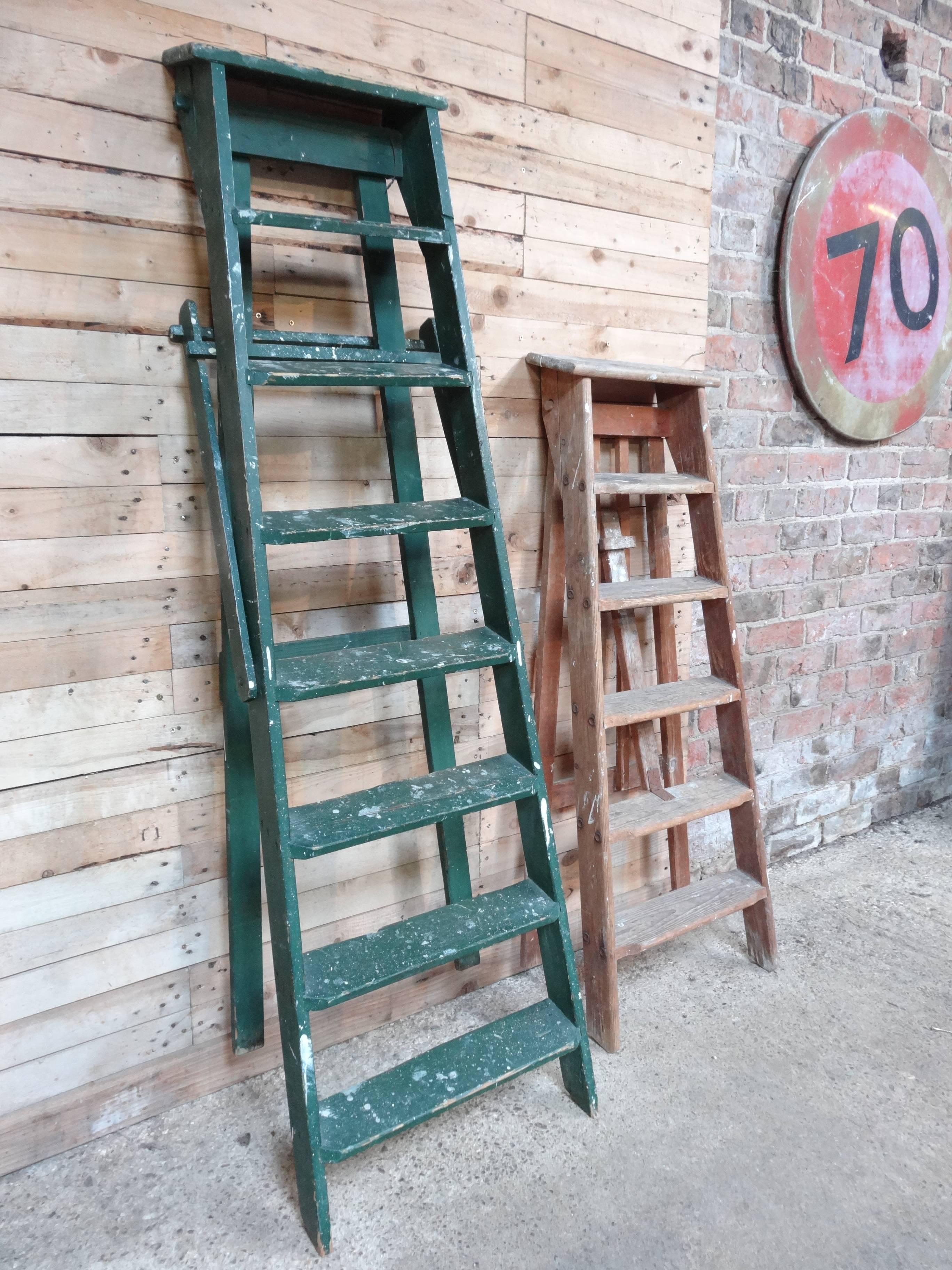1900s French vintage green fruit picking / painting ladder.

Measures: Height 153cm, depth 100cm, width 51cm.
