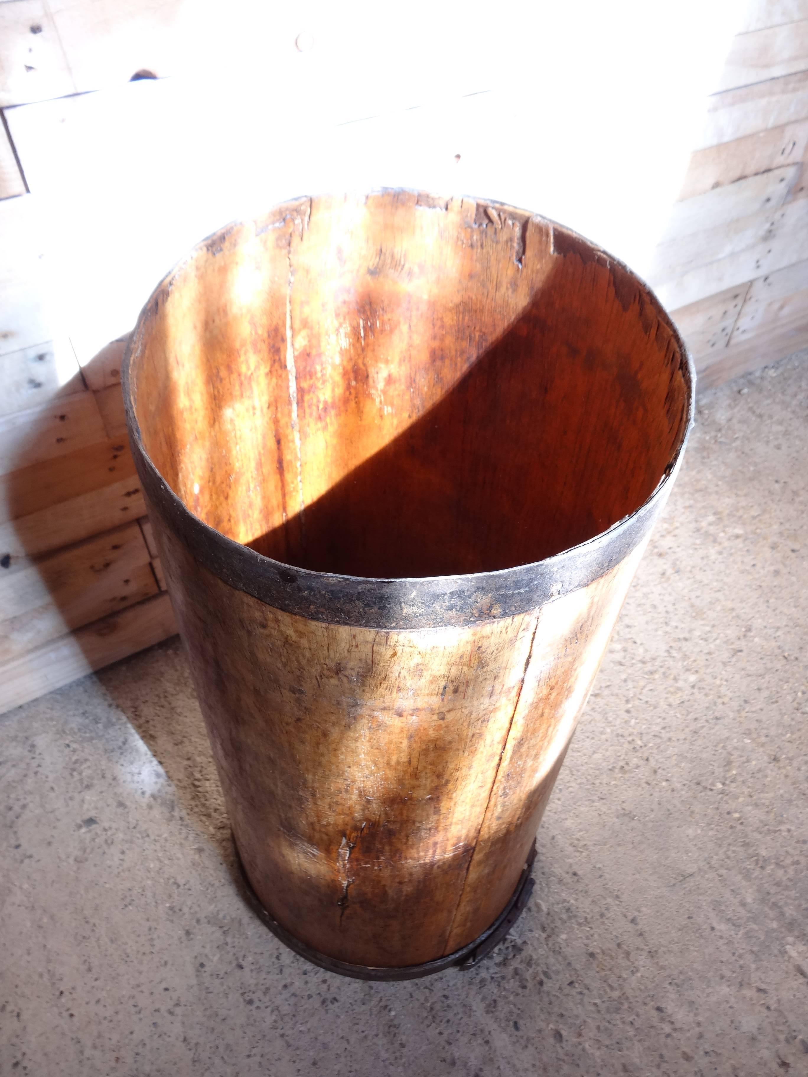 French bakers bowl holder / stand, these were used to put a bowl of bread dough on and be able to knead it without the bowl moving. It is in vintage condition, lots of patina, etc. 

 Measures: Height 77 cm, depth 40cm, width 40cm.