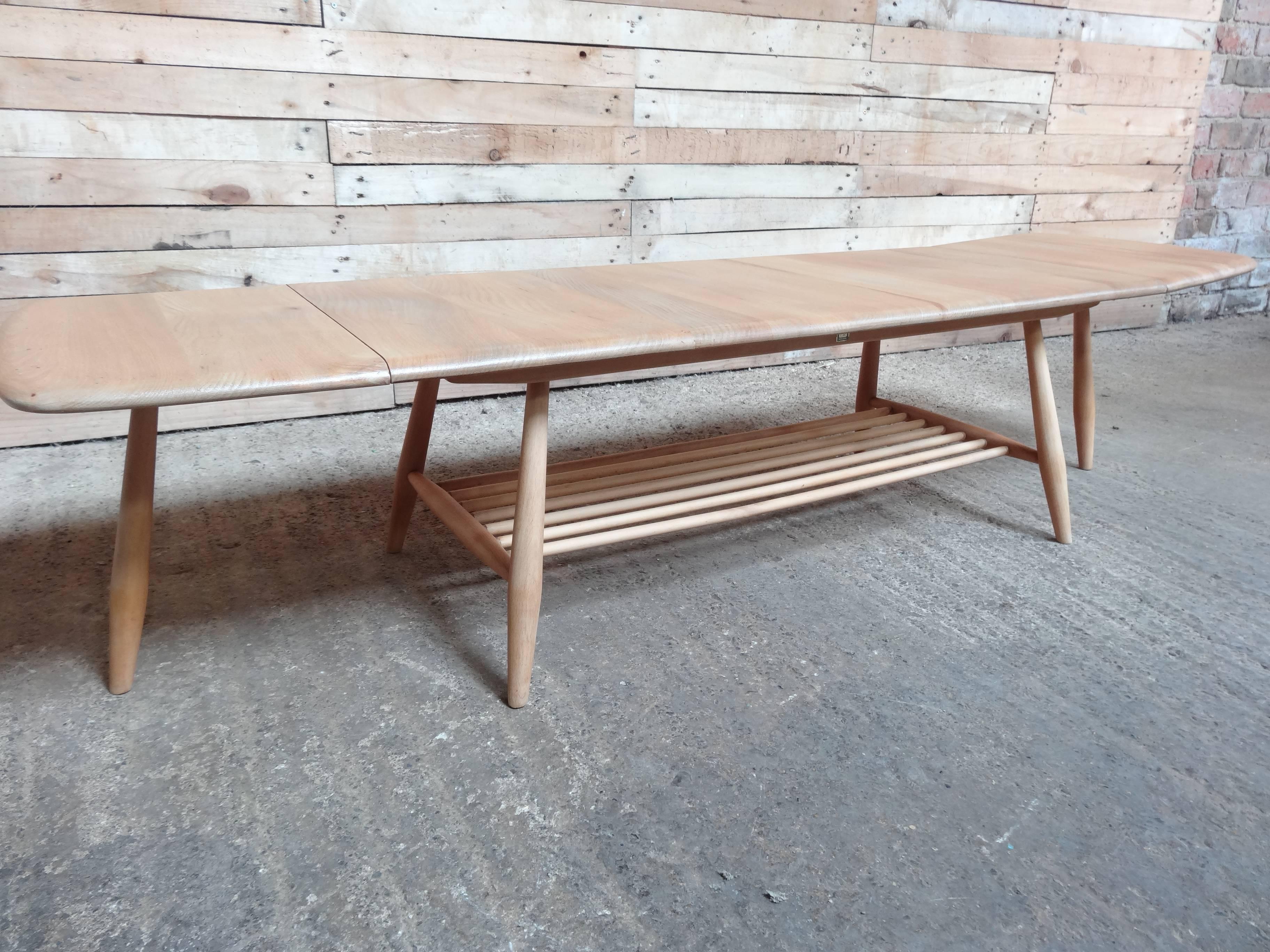 Fantastic coffee Ercol table in mint condition, the table is made out of solid beech wood and is in mint condition. 

Measures: Height 36cm, depth 45cm, width 105/133/161 cm.

 