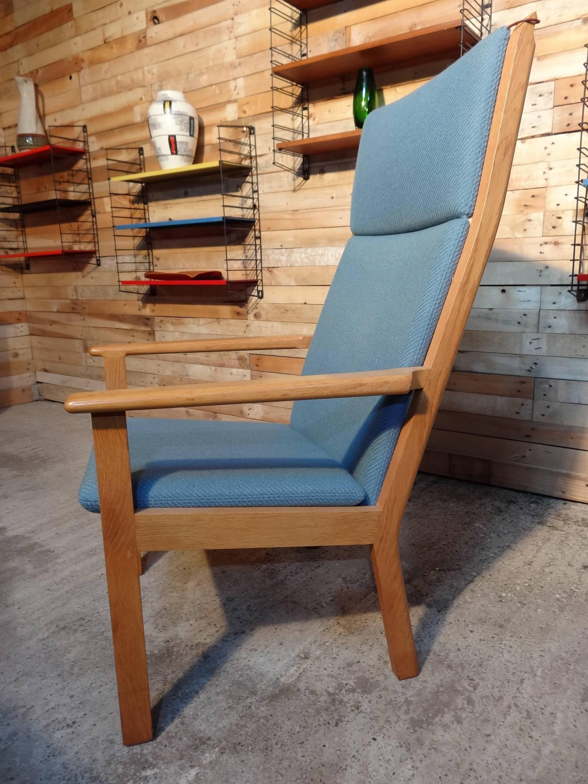 mid century modern Hans Wegner Solid Oak Armchair In Good Condition In Markington, GB