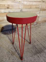 Stilvoller französischer roter Metallhocker aus den 1950er Jahren auf Haarnadelbeinen