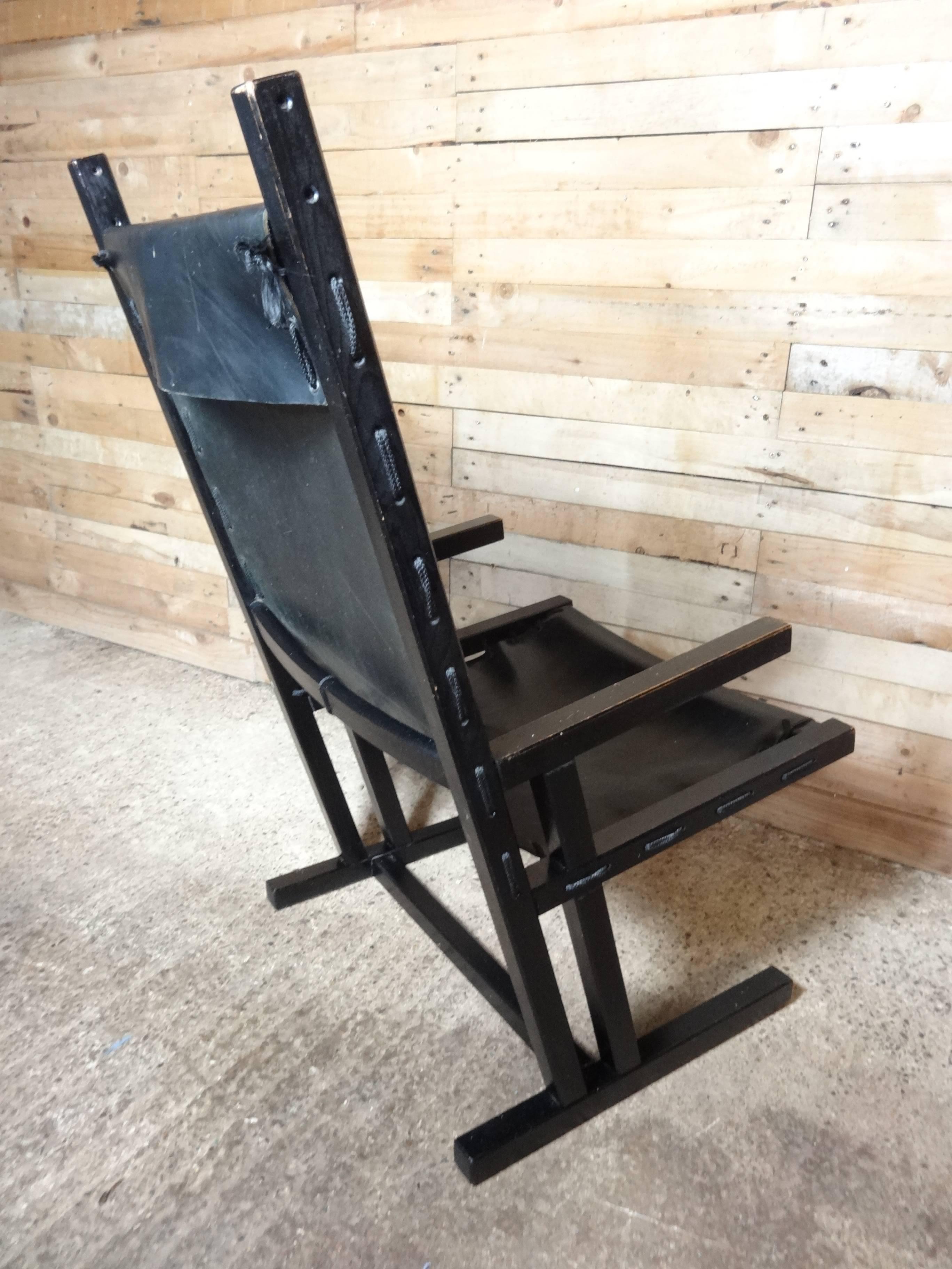 Vieux fauteuil de salon original en cuir noir à dossier oblique de style 
