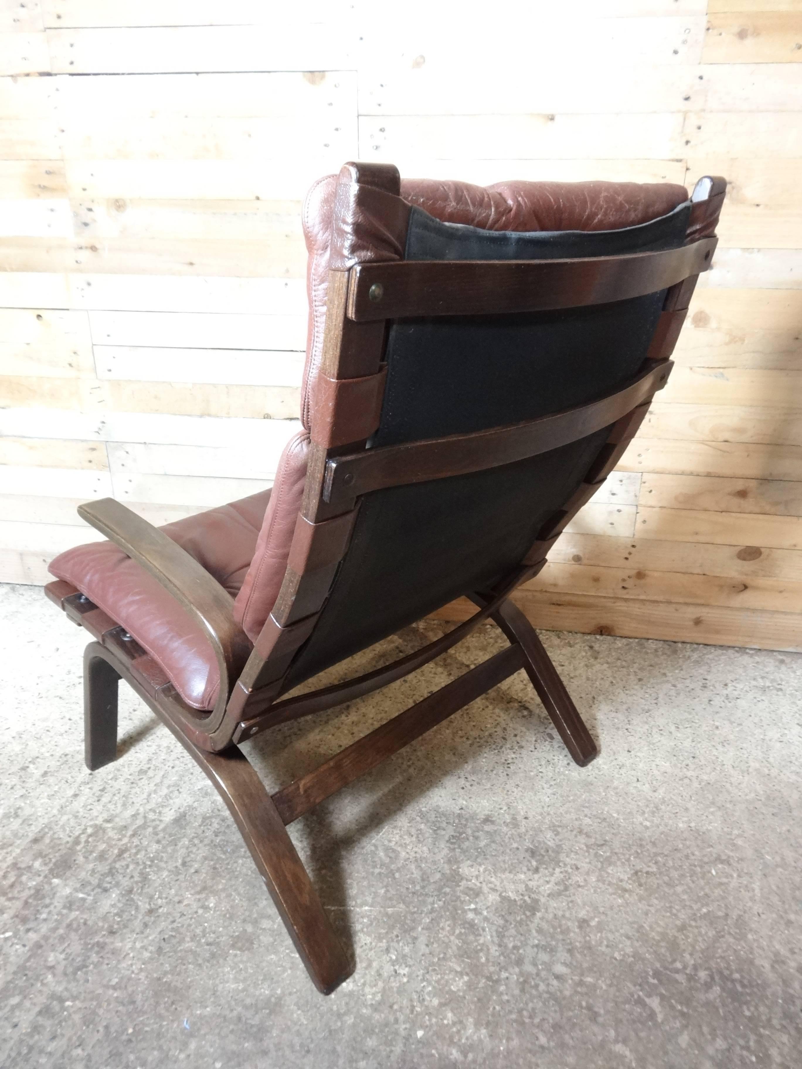 1960 retro vintage original Scandinavian Ingmar Relling designed bentwood  chair covered in a lovely retro leather


Chair dimensions (approximate), seat height 38cm, back height 94cm, depth 80cm, width 64cm.

A beautiful lounge chair, designed by