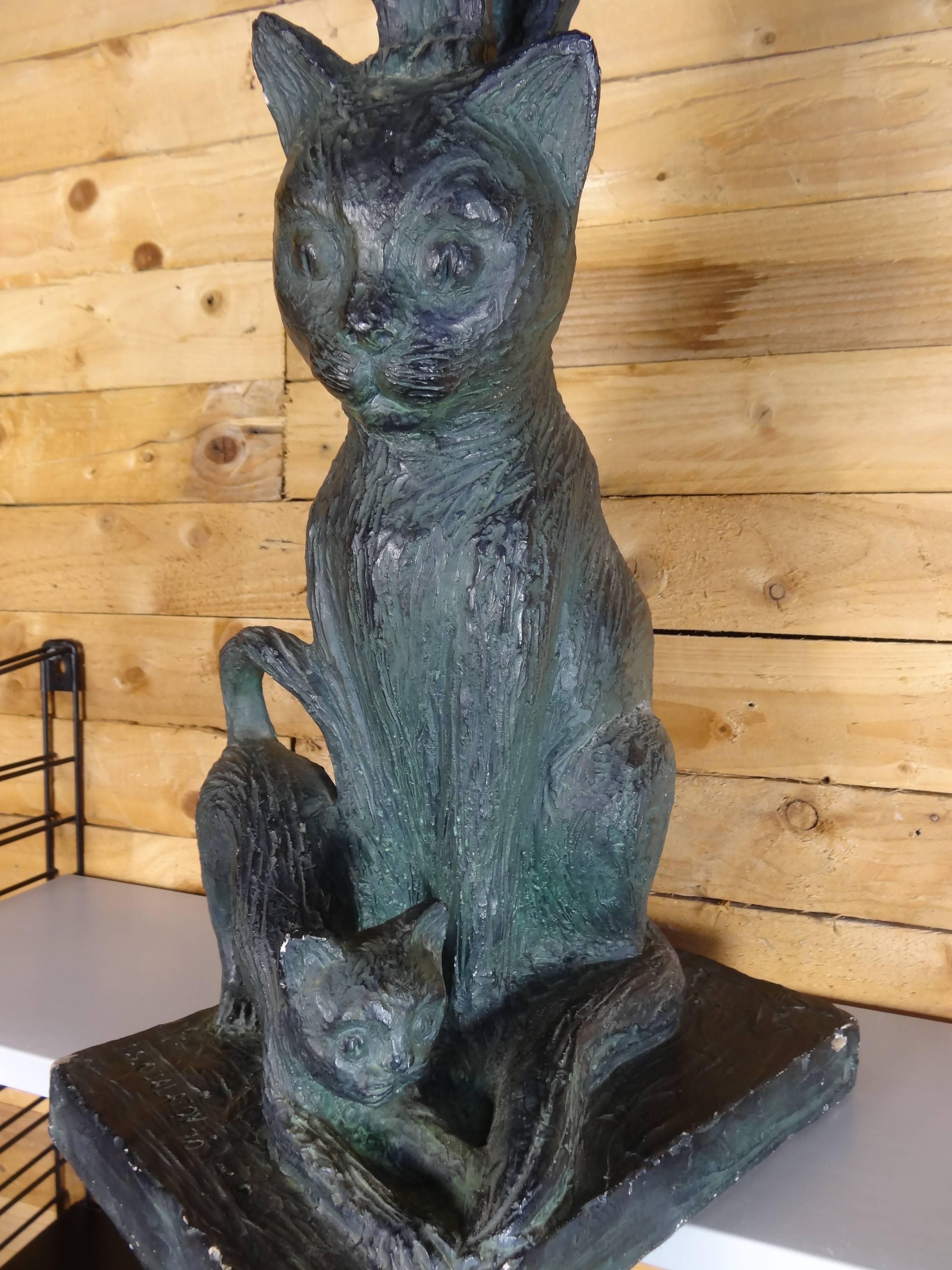 Mid-Century moderno S. Djalazov Scultura alta di gatti in gesso datata 1970, firmata in vendita