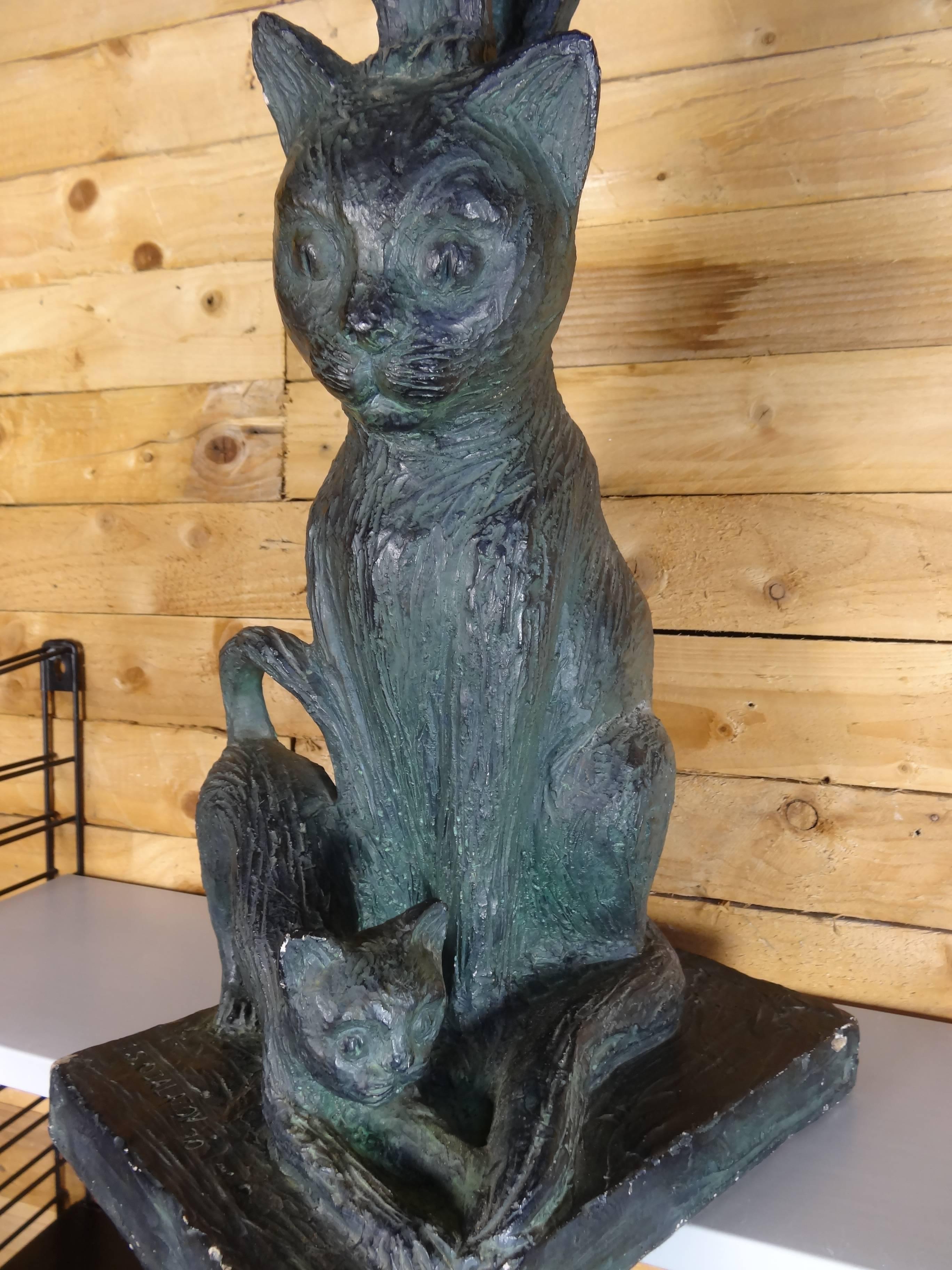 Mid-Century Modern Grande sculpture de chats en plâtre datée de 1970, signée S. Djalazov en vente