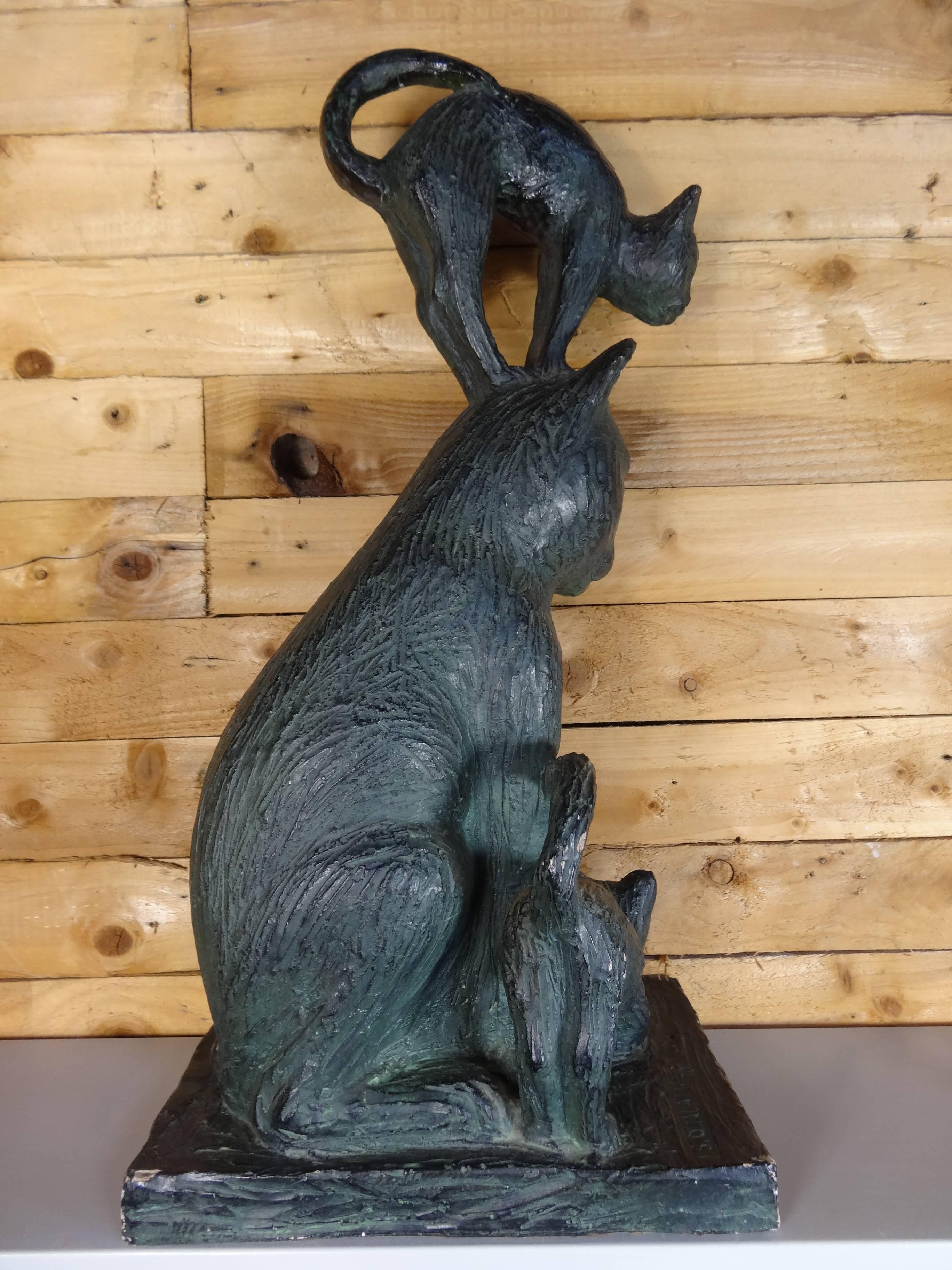 S. Djalazov Scultura alta di gatti in gesso datata 1970, firmata in vendita 1
