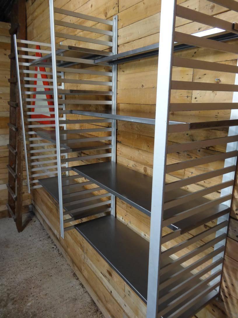Große brutalistische Vintage-Retro-Industrie-Regale aus Edelstahl/Aluminium, Vintage (20. Jahrhundert) im Angebot