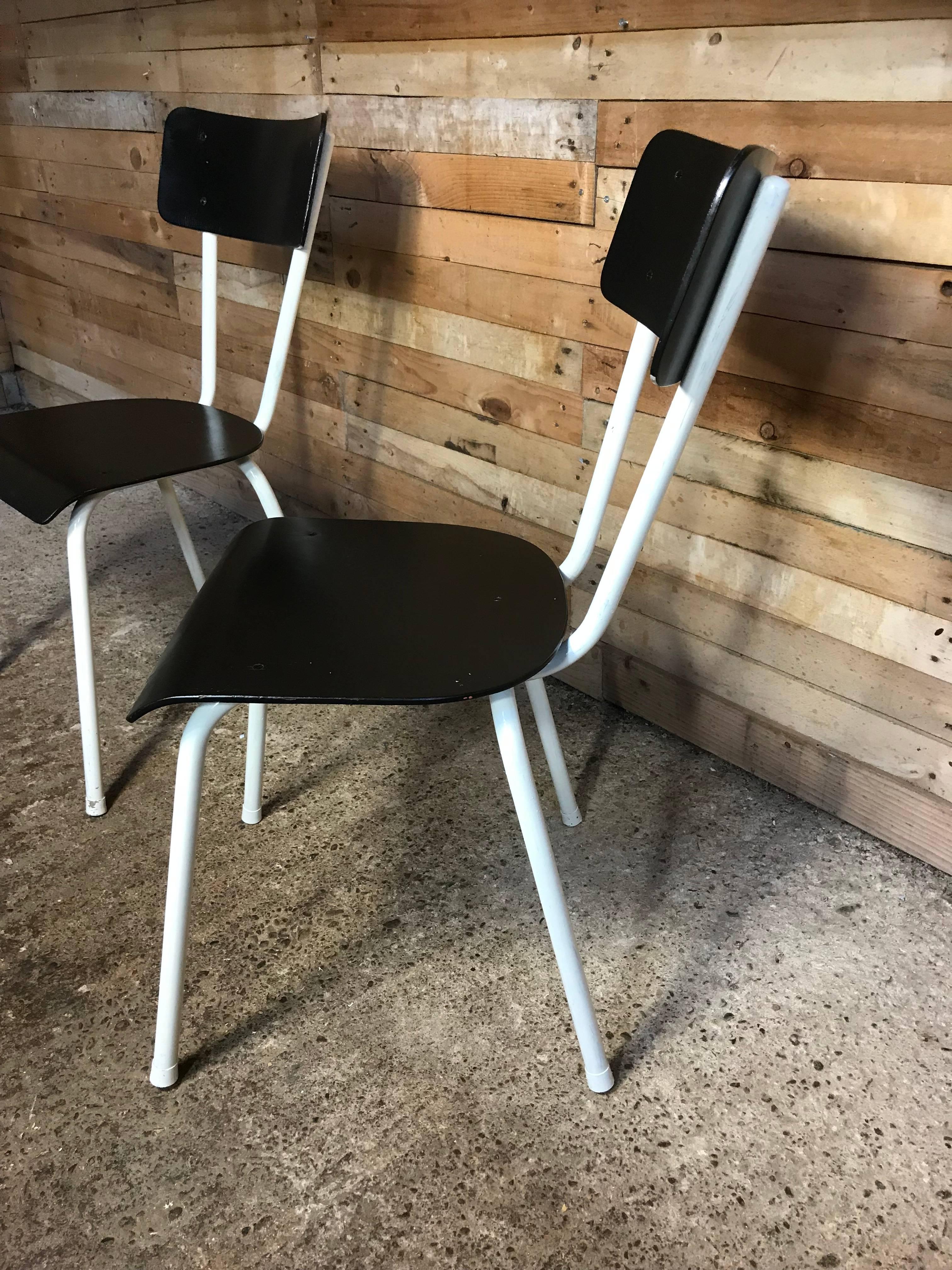 Néerlandais Chaises rétro vintage noires et blanches encadrées de métal, années 1950 en vente