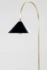 Stehlampe "Bishop Task" aus gebürstetem Messing, Schirm aus geschwärztem Stahl und Eiche schwarz