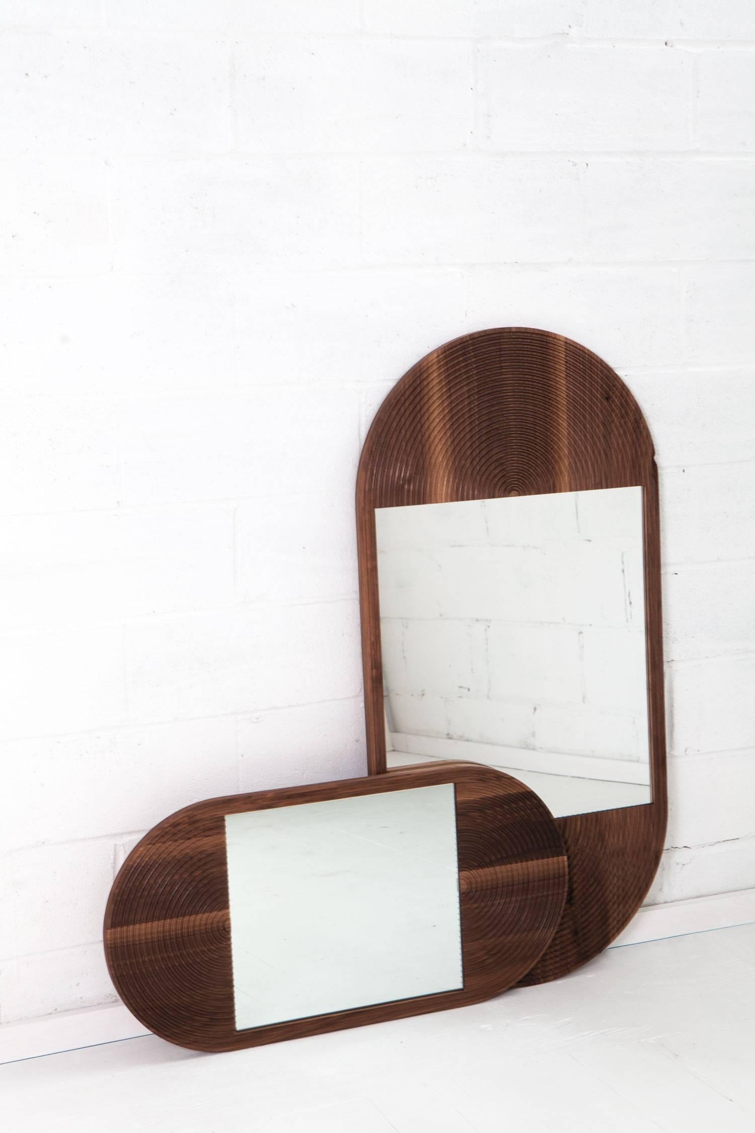 Juni-Spiegel, groß aus geschnitztem Nussbaumholz und handgeschliffenem Spiegel (amerikanisch) im Angebot