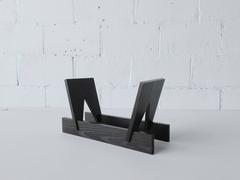 Record Holder aus Vinyl in schwarzer Holz gebeizter Oberfläche