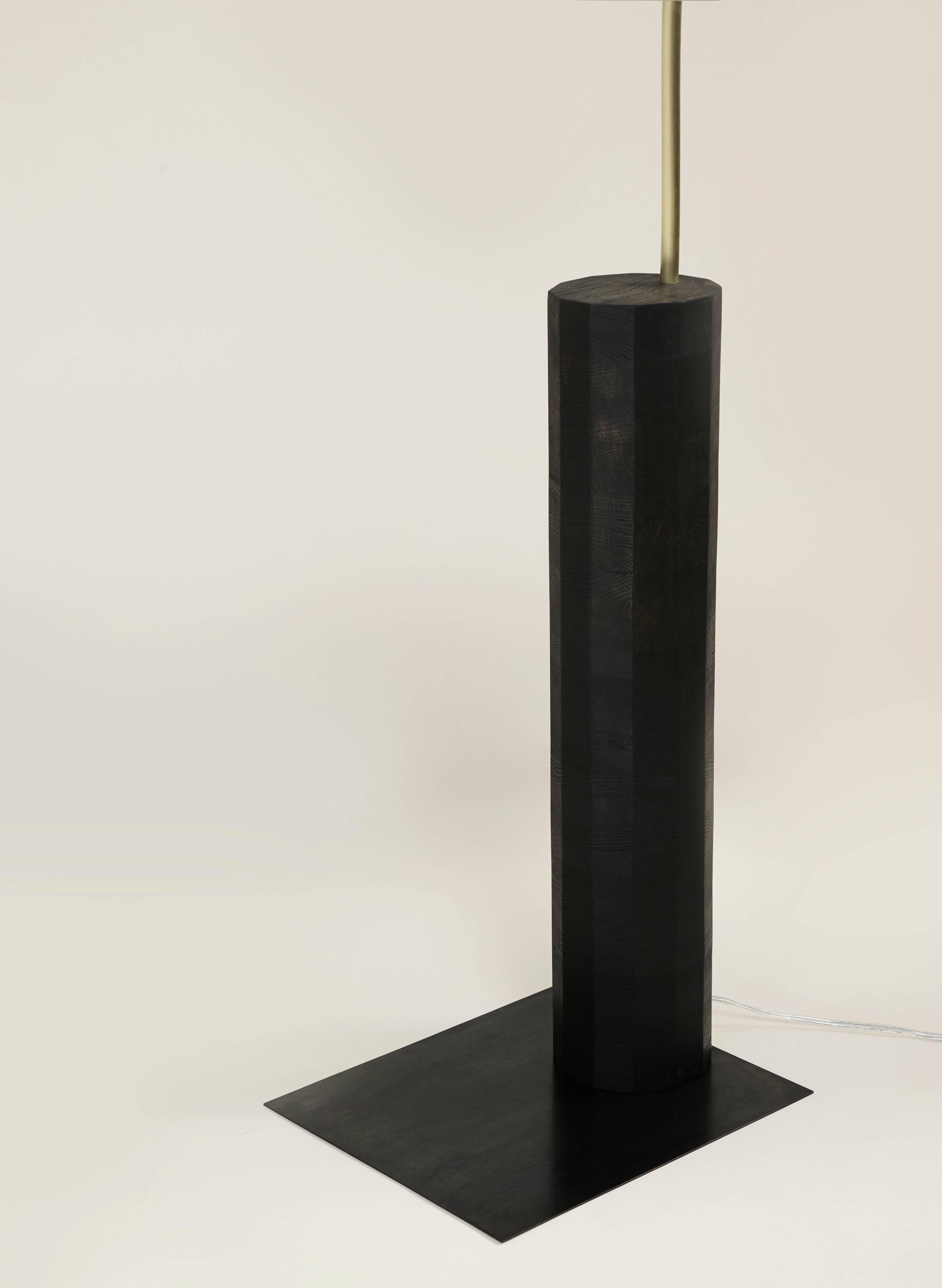 Moderne Lampadaire Bishop haut en laiton brossé, abat-jour en acier noirci et chêne noir en vente