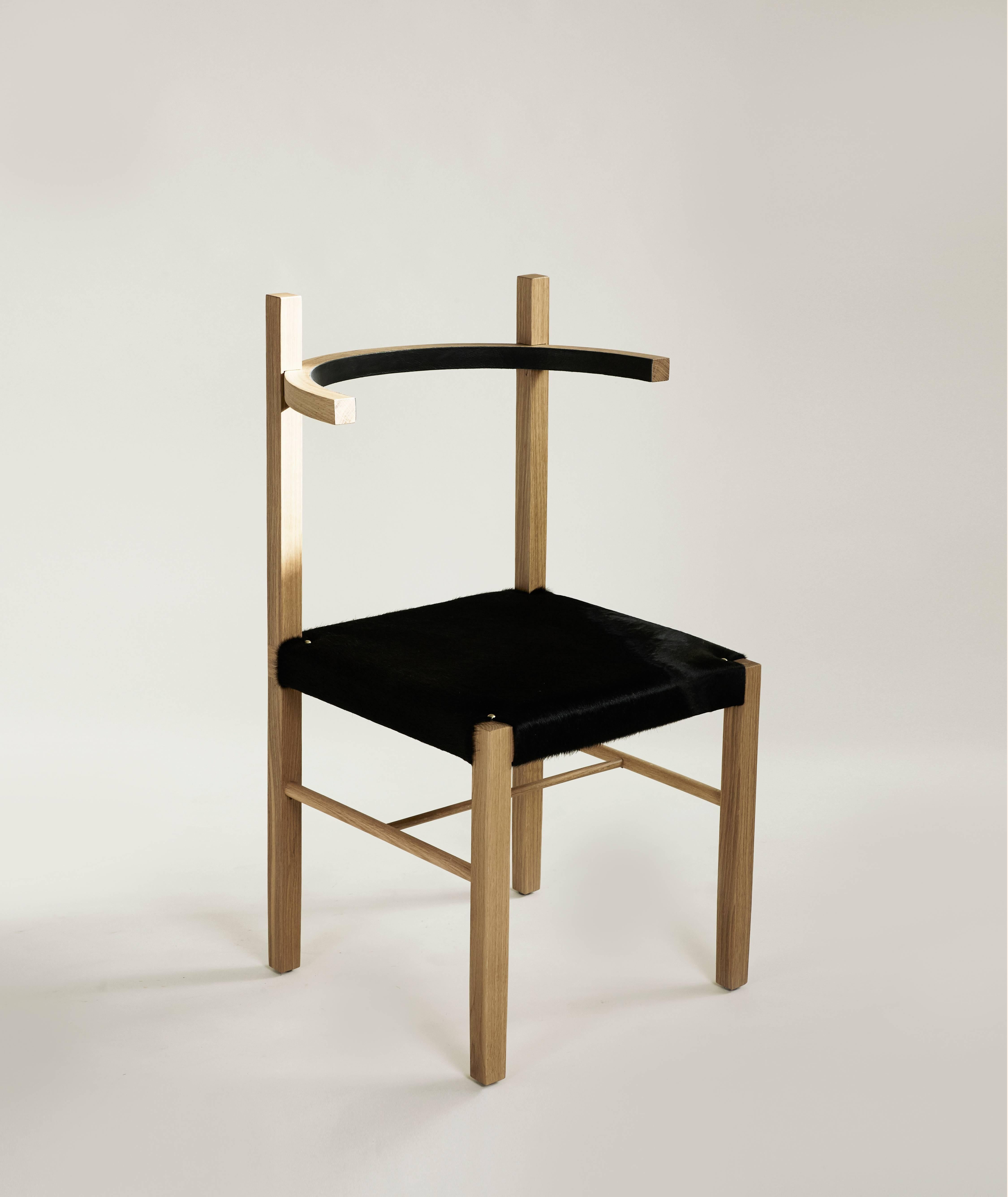 The Soren chair celebrates the beauty of its materials, wood and leather, assembling them to create a bold and well-proportioned chair. The chair’s backrest is a minimal horizontal arc with rich ebony leather trim on its inner face. The arc rests