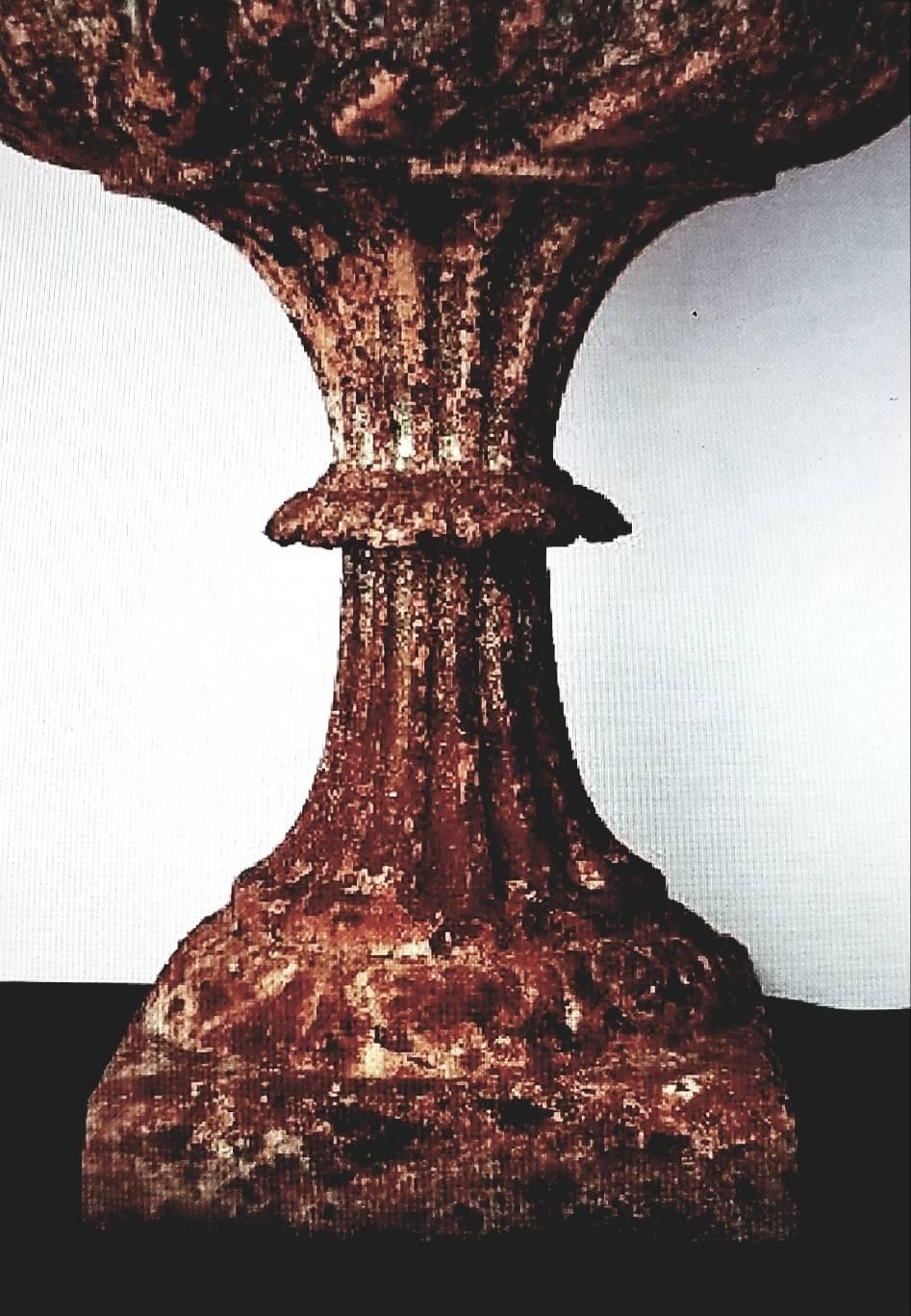 American 19th Century Cast Iron Urn with Leaf and Groove Design For Sale