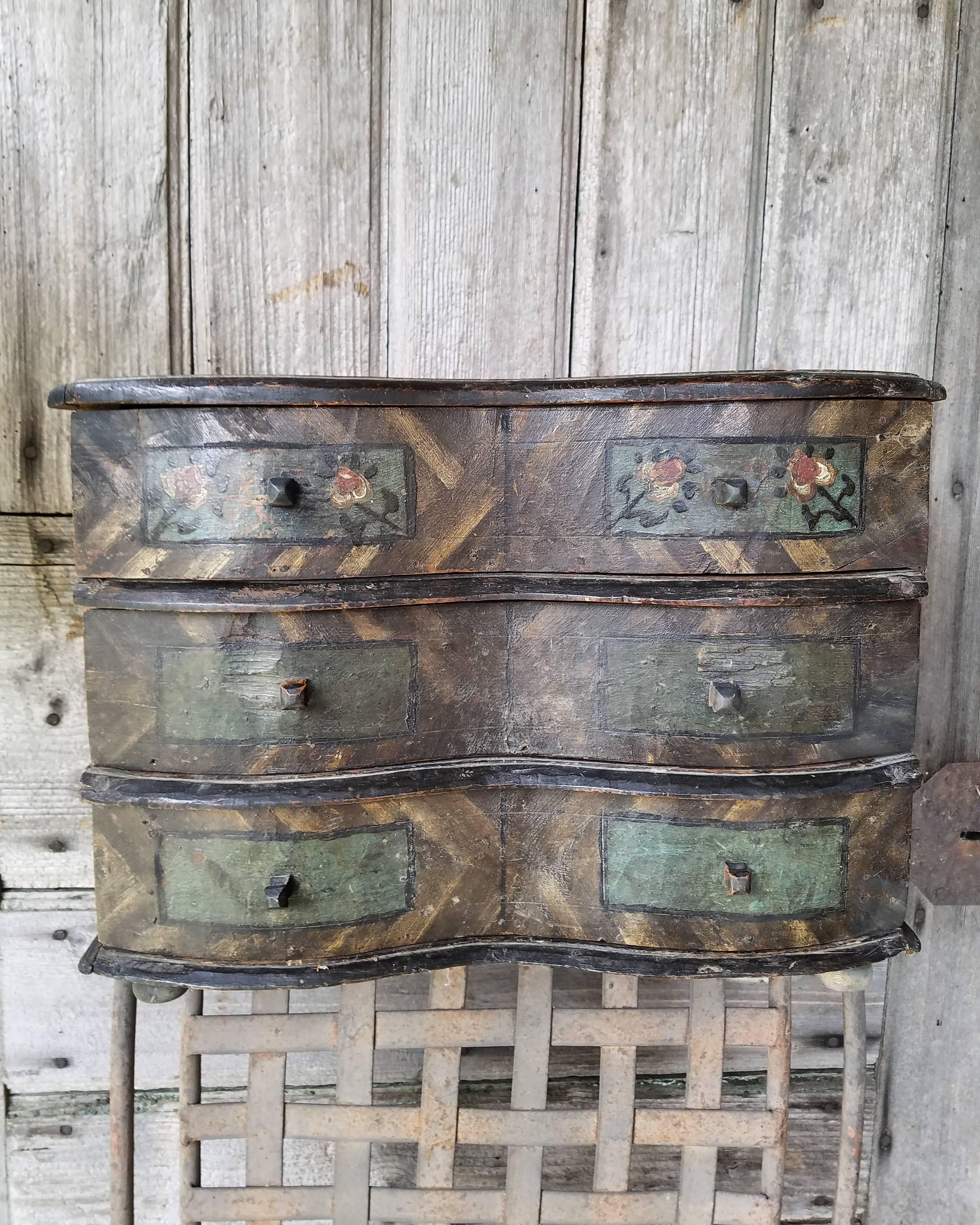 Early 19th Century Painted Jewelry Box from a Southern Swiss Alp Farmhouse For Sale 1