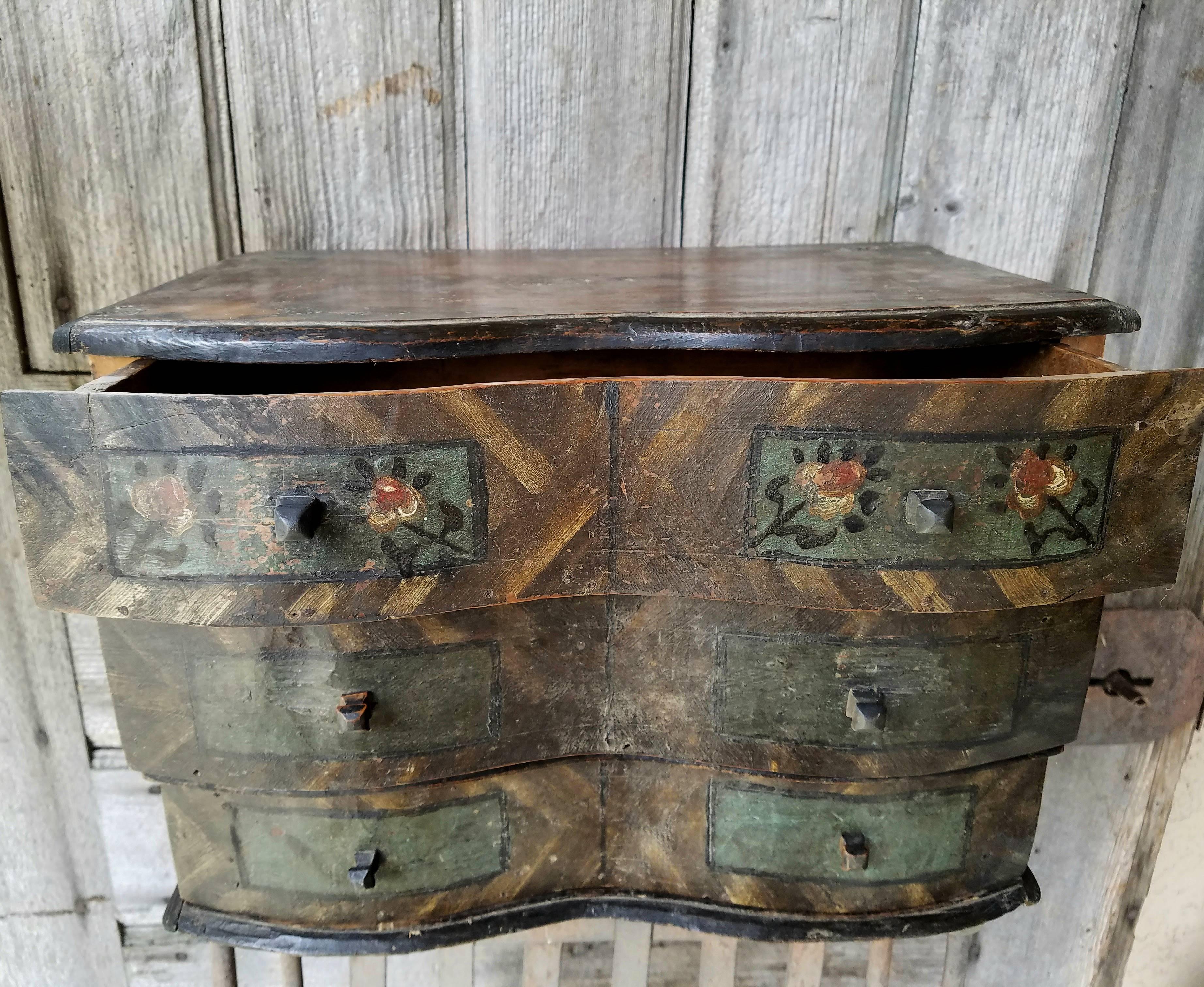 Early 19th Century Painted Jewelry Box from a Southern Swiss Alp Farmhouse For Sale 2