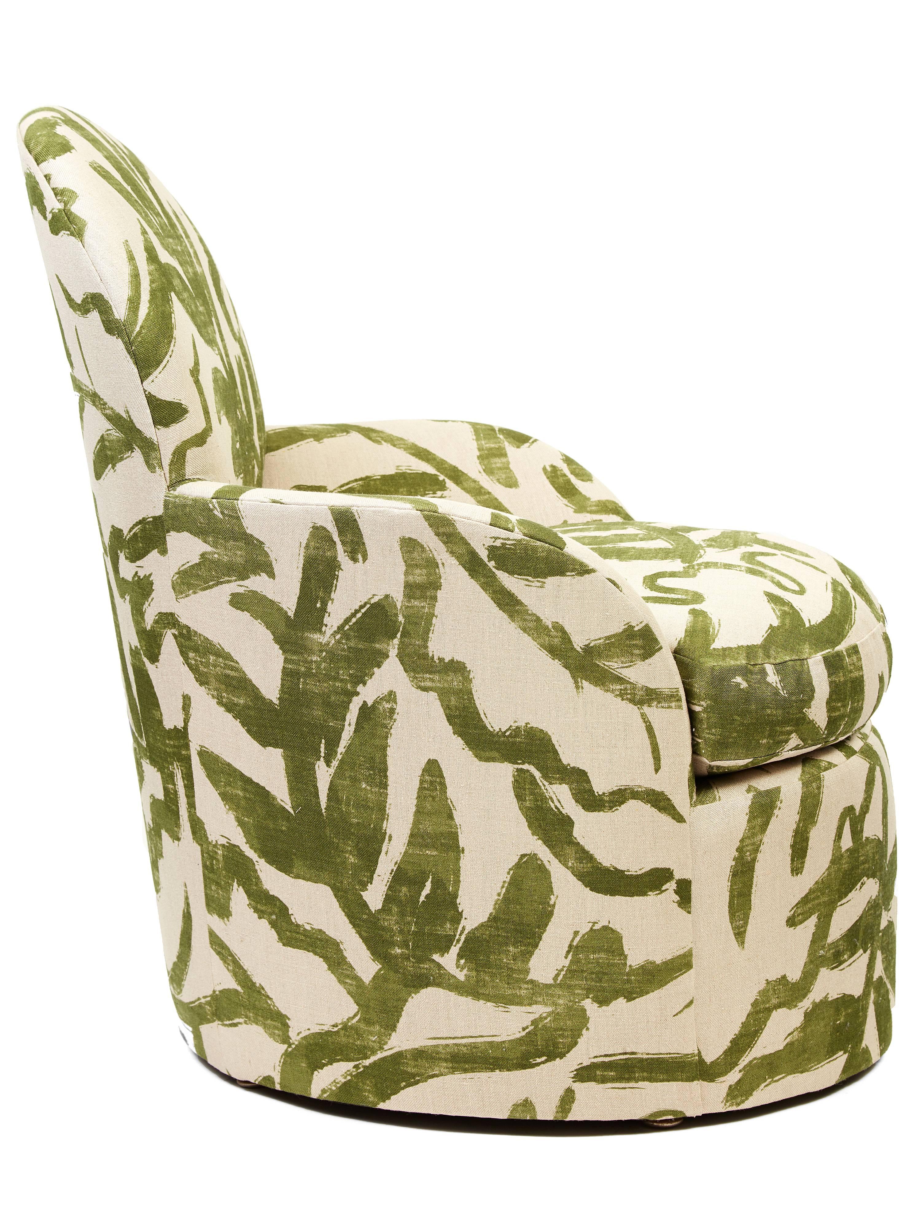 This fully restored 1970s slipper chair’s glamorous proportions make it the ideal canvas for a painterly linen print. Expertly upholstered in Zak + Fox's Sauvage fabric, the pattern seamlessly transitions from back to seat to base, creating the
