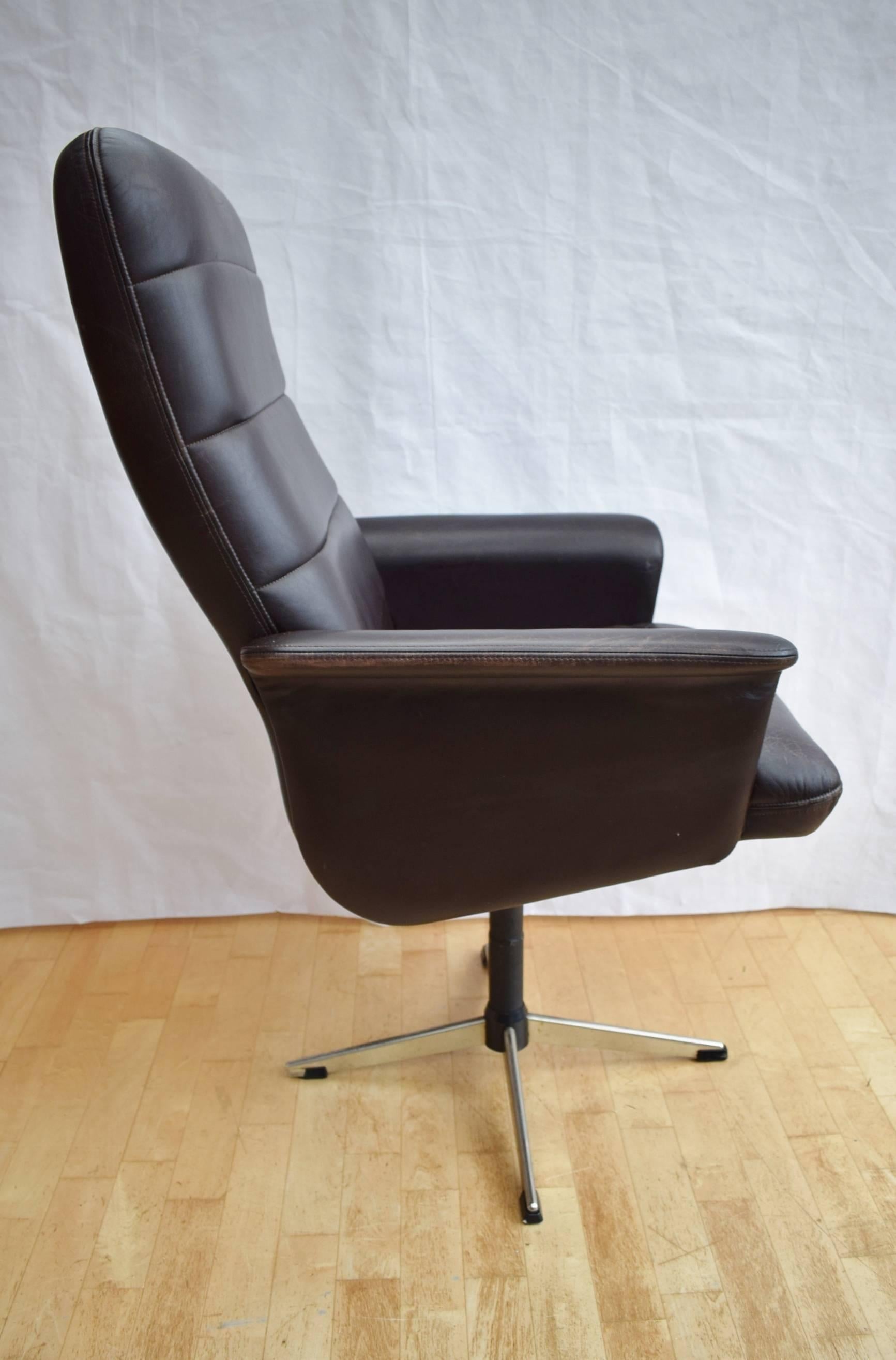 Designer: Danish design

Manufacturer: Komfort

Country: Denmark

Date: 1970s

Material: Dark brown leather and tubular swivel chrome base.

Maximum dimensions: 72cm wide , 63cm deep , and 113cm tall.

Seat height 56cm

Condition: