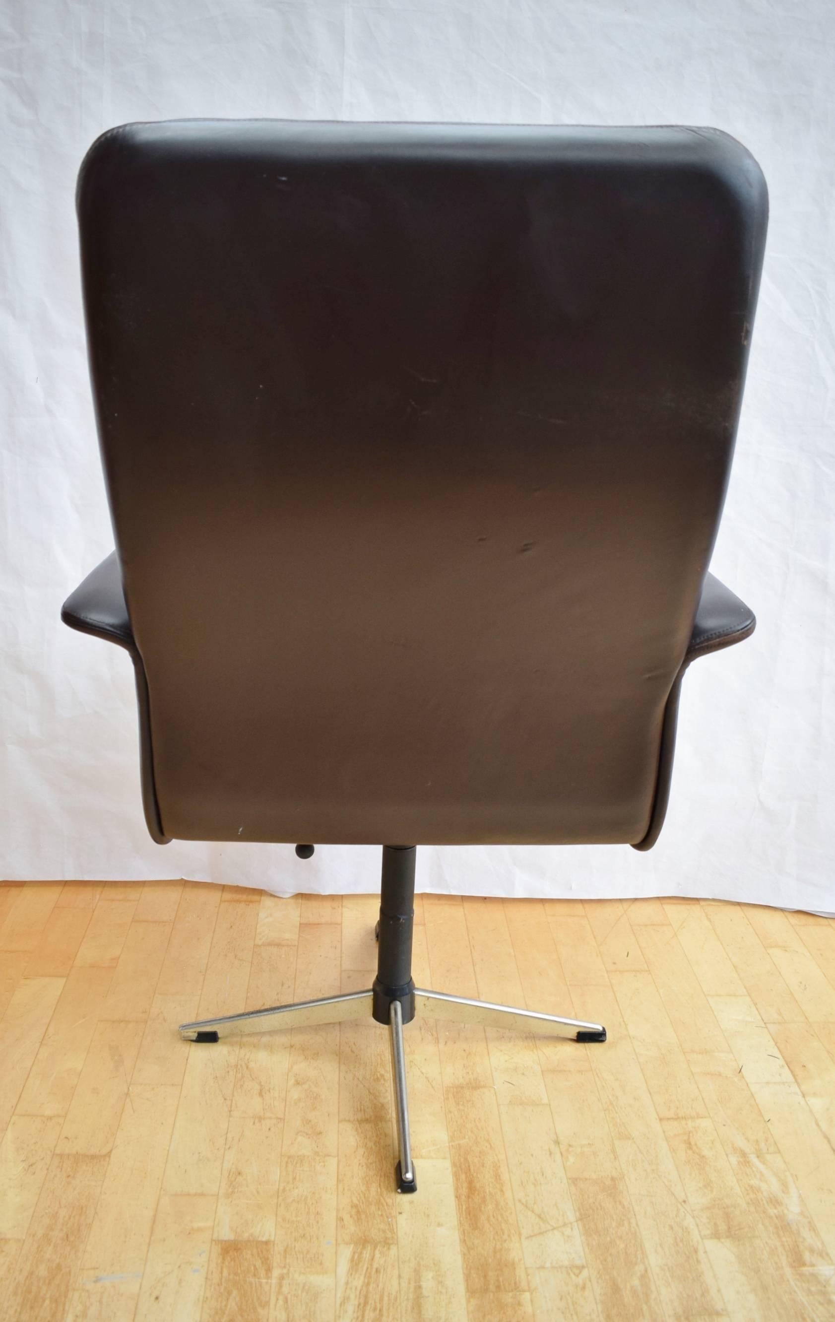 Mid-Century Danish Brown Leather Swivel Office Desk Chair by Komfort, 1970s In Good Condition In Selston, Nottinghamshire
