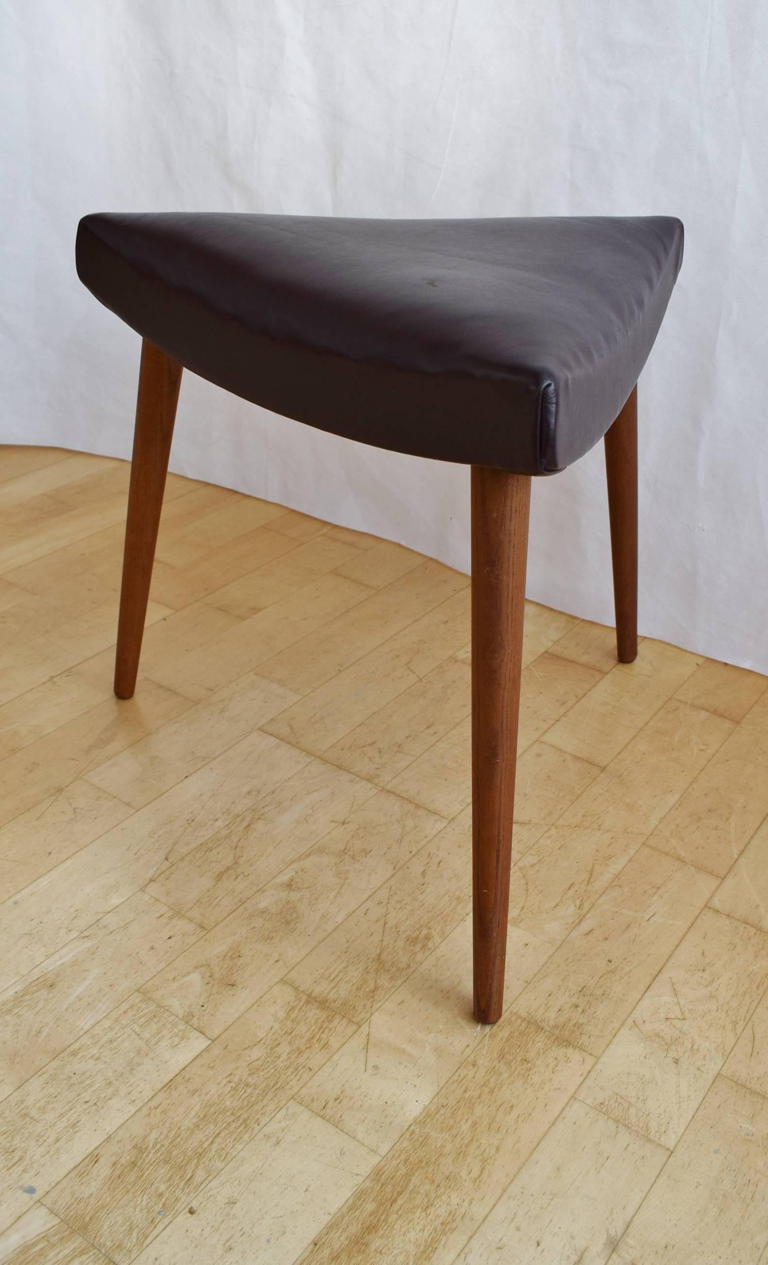 Mid-Century Danish Retro Brown Leather Triangular Footstool Ottoman, 1960s-1970s In Excellent Condition In Selston, Nottinghamshire