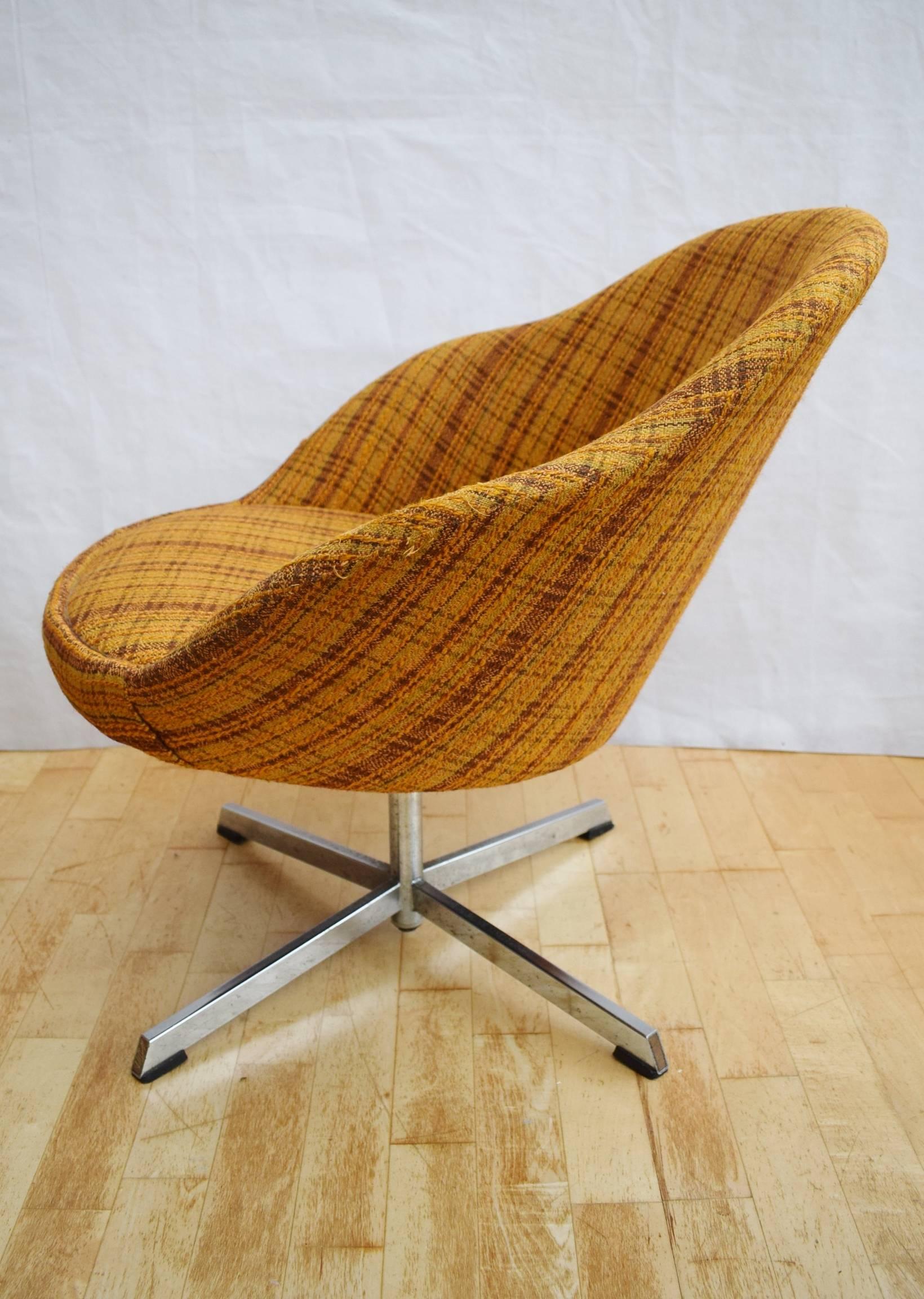 Mid-Century Modern Mid-Century Retro Danish Wool Swivel Shell or Egg Lounge Chair, 1960s-1970s