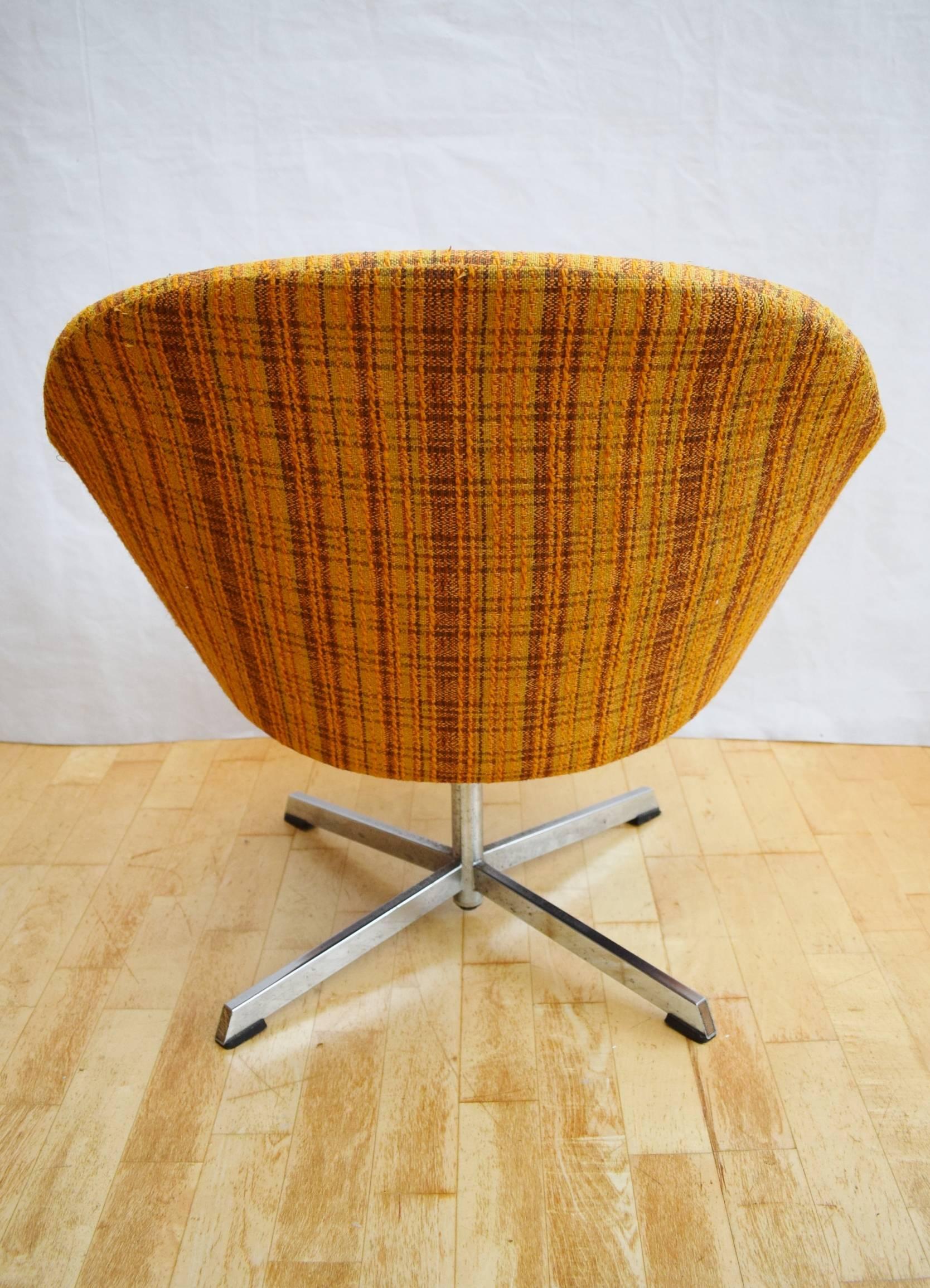 Mid-Century Retro Danish Wool Swivel Shell or Egg Lounge Chair, 1960s-1970s In Excellent Condition In Selston, Nottinghamshire