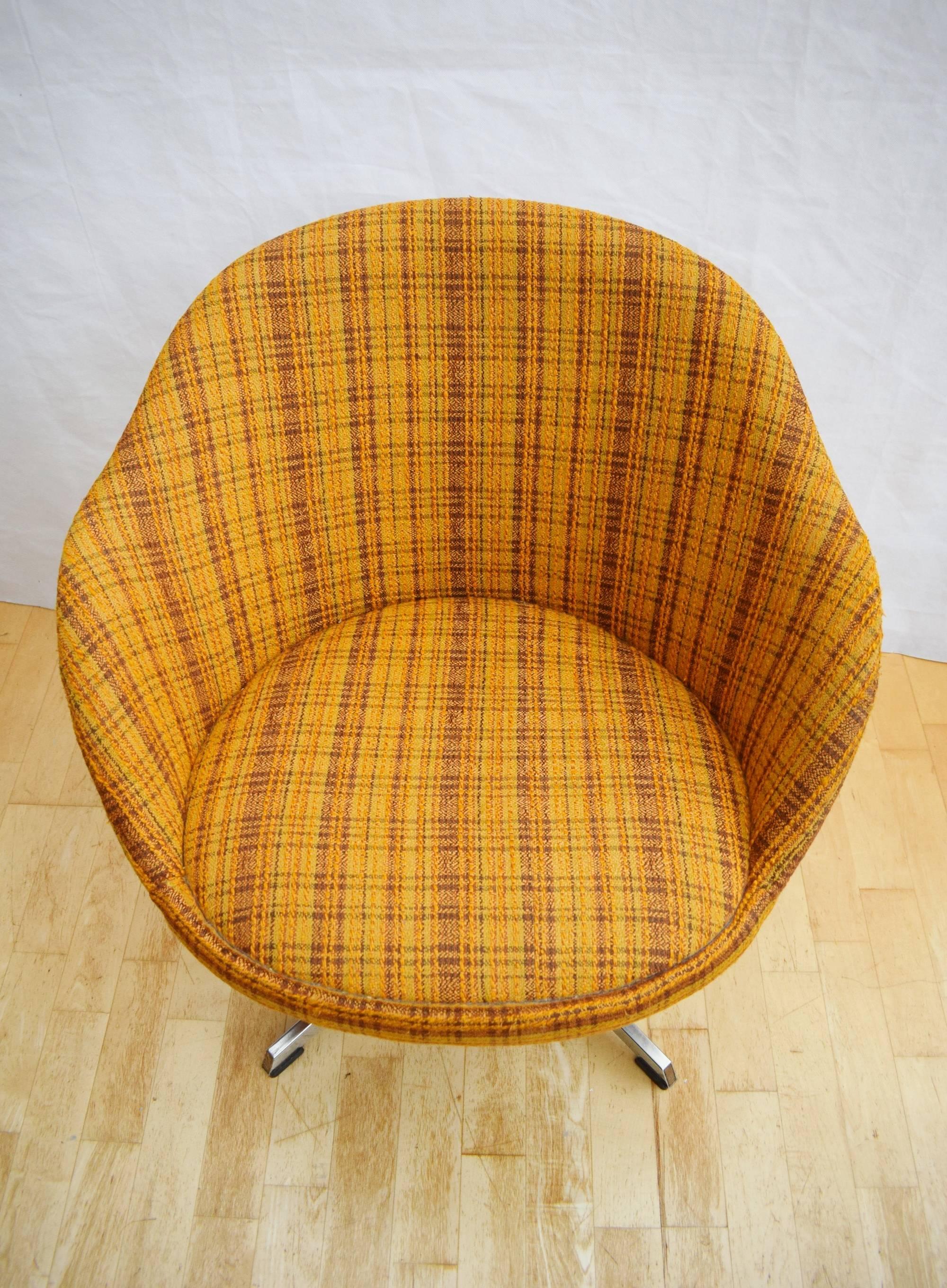Mid-Century Retro Danish Wool Swivel Shell or Egg Lounge Chair, 1960s-1970s 1