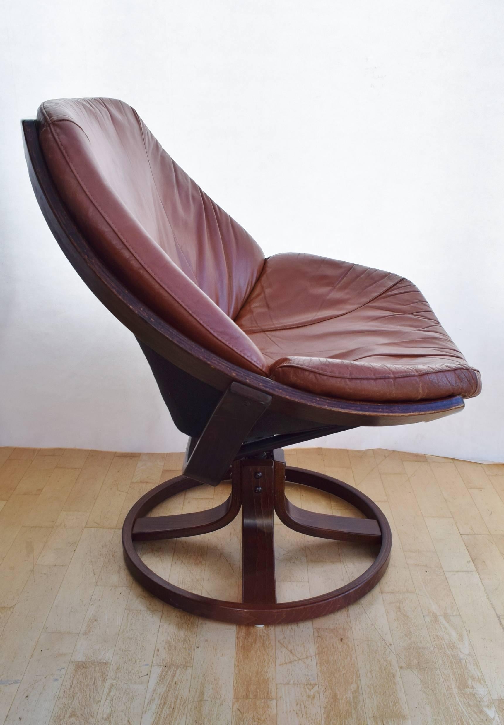 Mid-Century Modern Mid-Century Danish Tan Leather Egg or Shell Swivel Armchair, 1960s-1970s For Sale