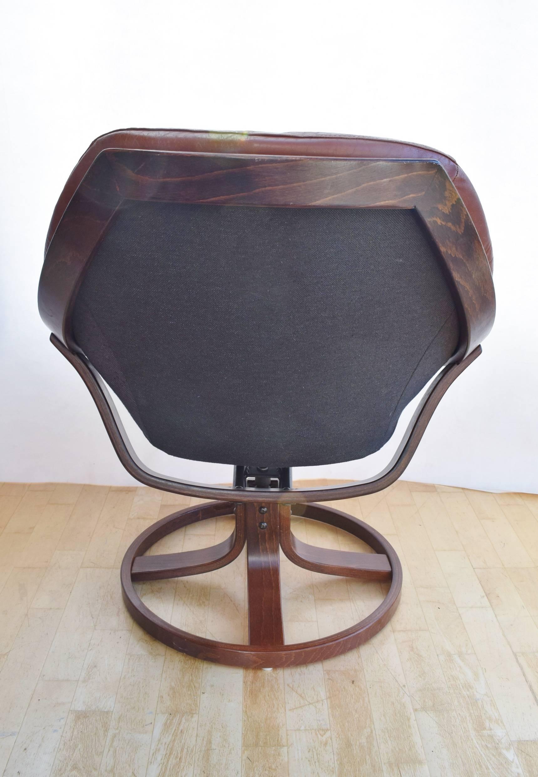 Mid-Century Danish Tan Leather Egg or Shell Swivel Armchair, 1960s-1970s In Excellent Condition For Sale In Selston, Nottinghamshire