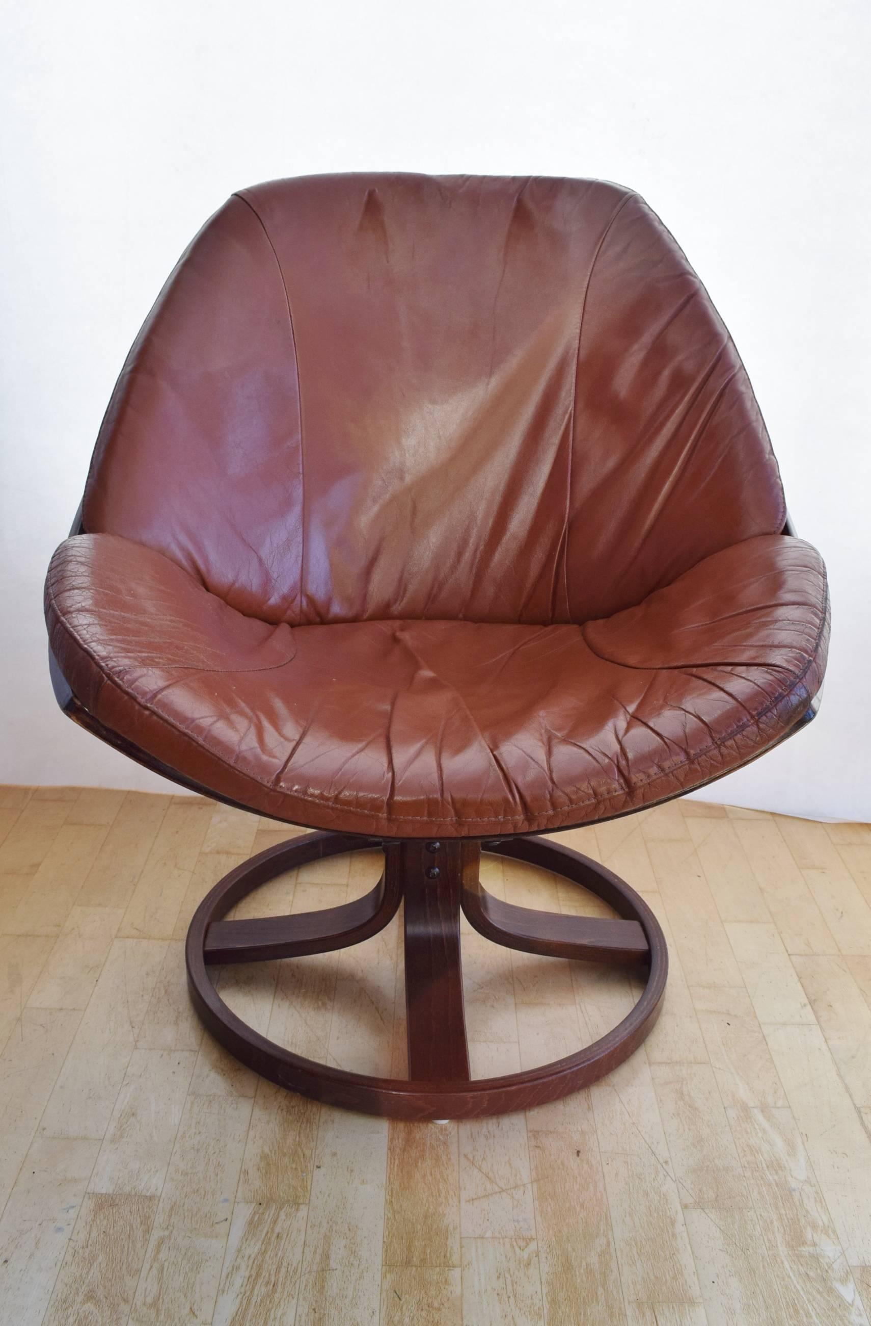20th Century Mid-Century Danish Tan Leather Egg or Shell Swivel Armchair, 1960s-1970s For Sale