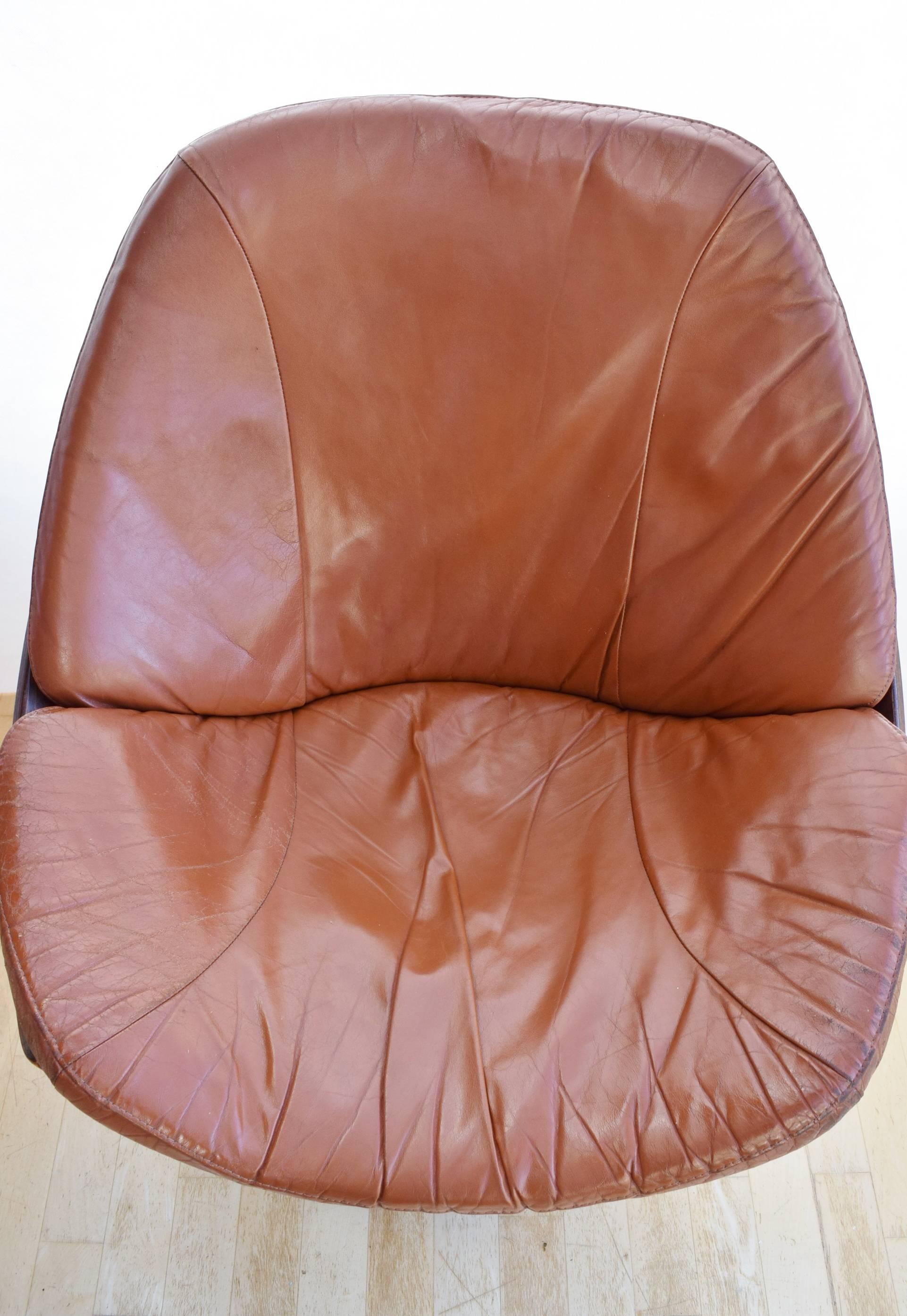 Mid-Century Danish Tan Leather Egg or Shell Swivel Armchair, 1960s-1970s For Sale 1