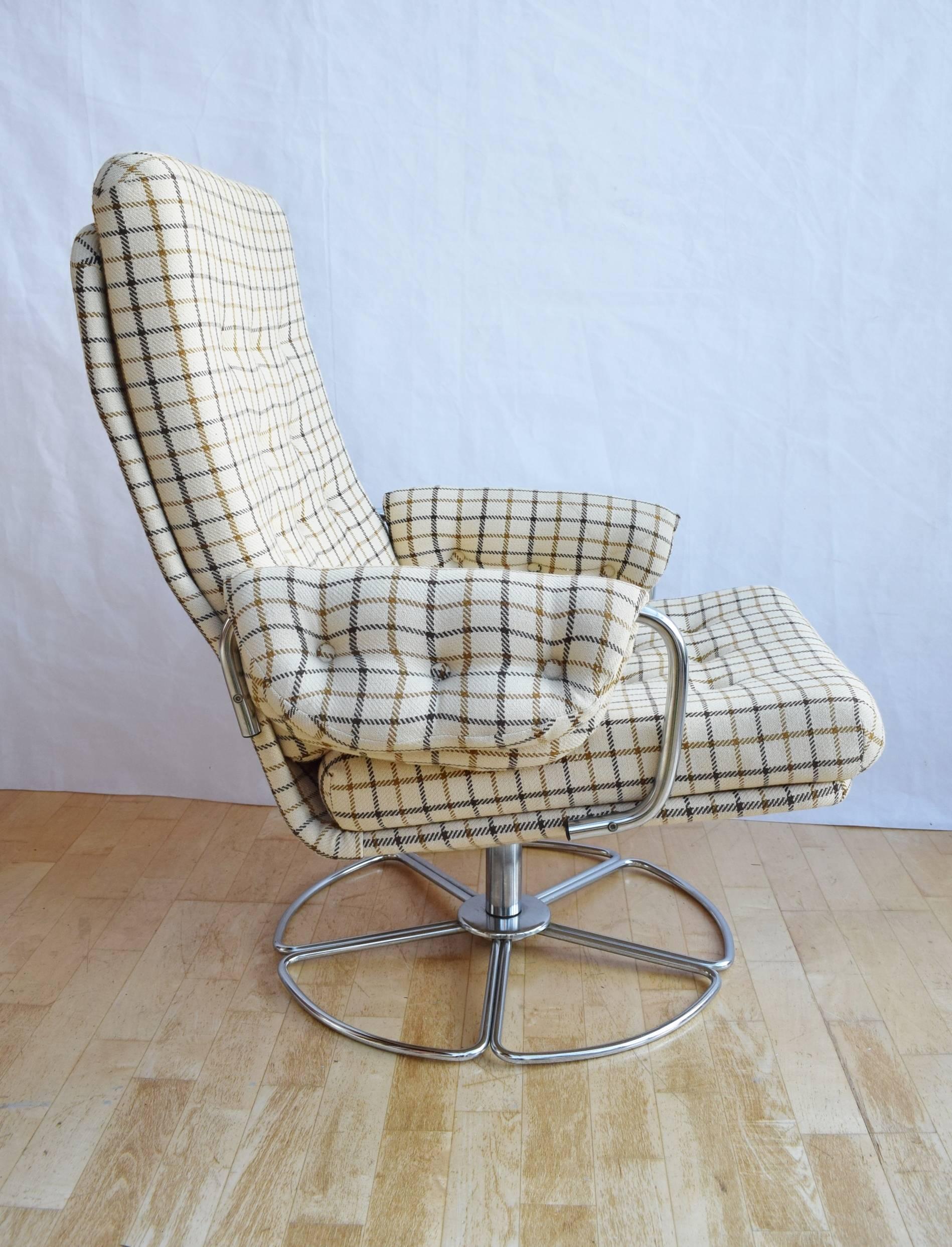 Mid-Century Modern Mid-Century Retro Danish Woollen Swivel Easy Lounge Armchair, 1960s-1970s For Sale