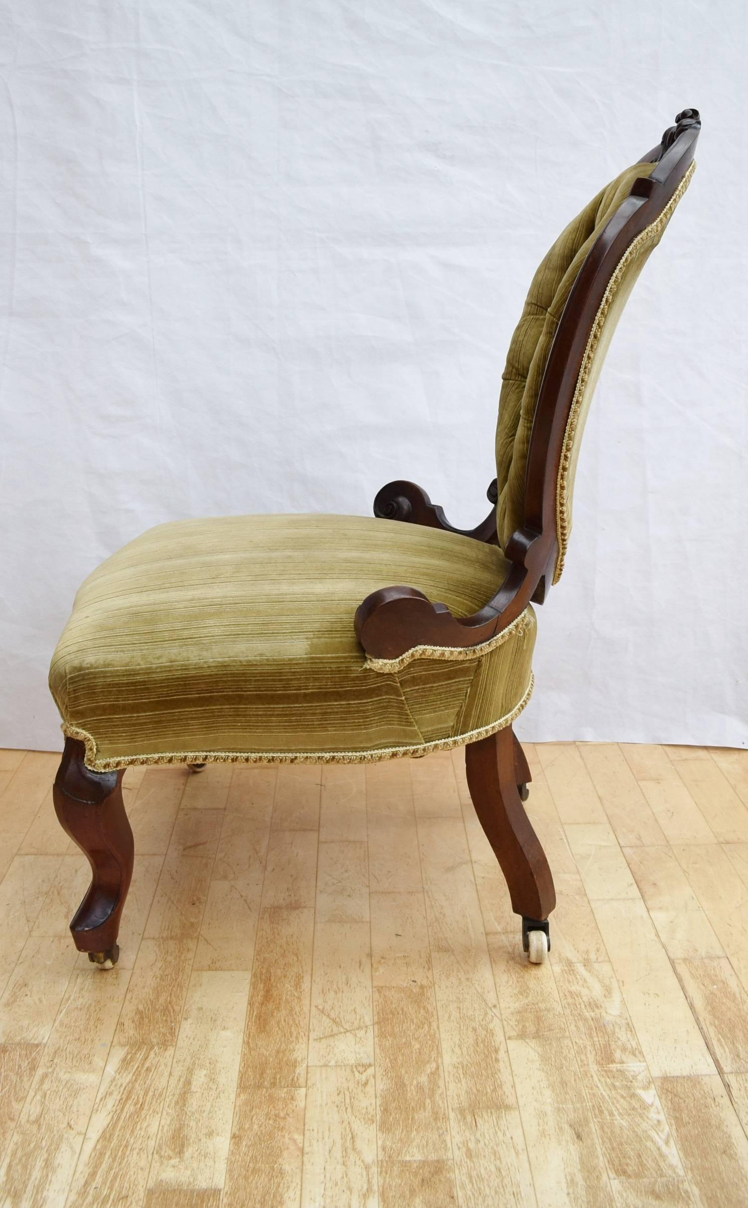 
Deeply buttoned shaped oval backrest with contrasting braide

Enclosed by a walnut moulded shaped and carved frame with central cresting

Fixed padded webbed and sprung base with small side arm supports to the rear

The upholstery is a heavy