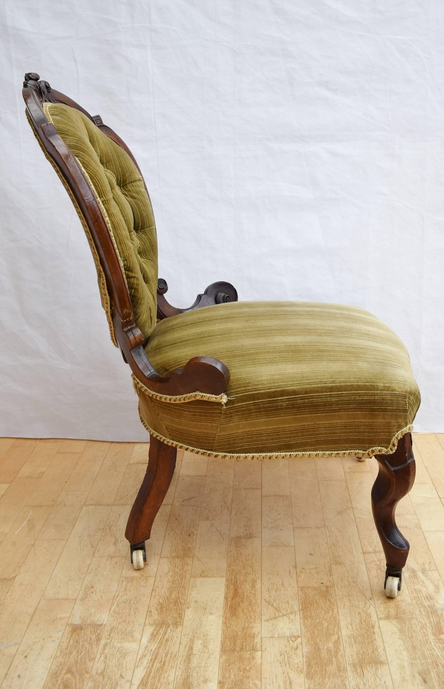 English Victorian Antique Mahogany Nursing, Lounge or Bedroom Chair Excellent Condition For Sale