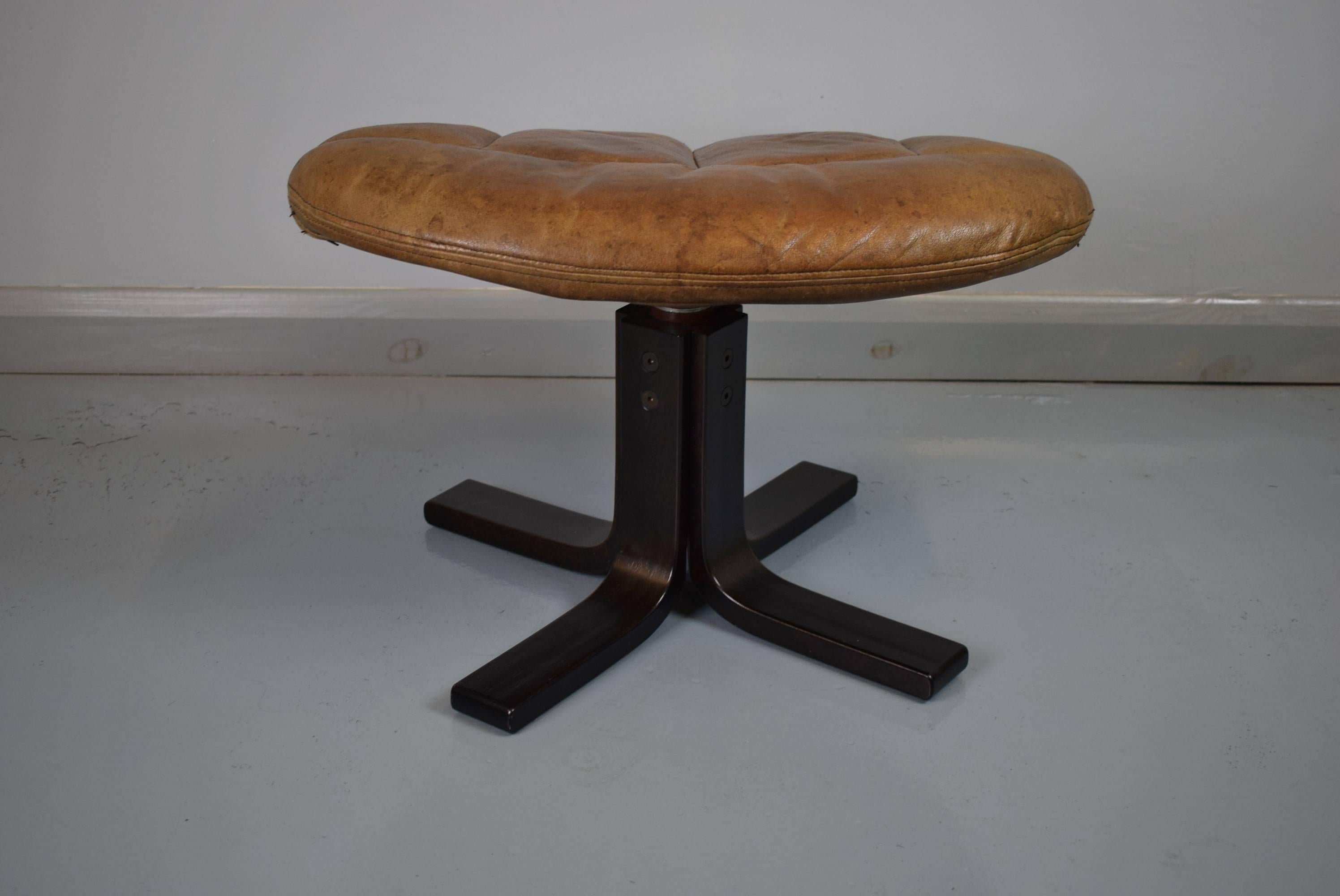 Mid-Century Retro Danish Light Brown Leather Swivel Footstool or Ottoman, 1970s In Good Condition For Sale In Selston, Nottinghamshire