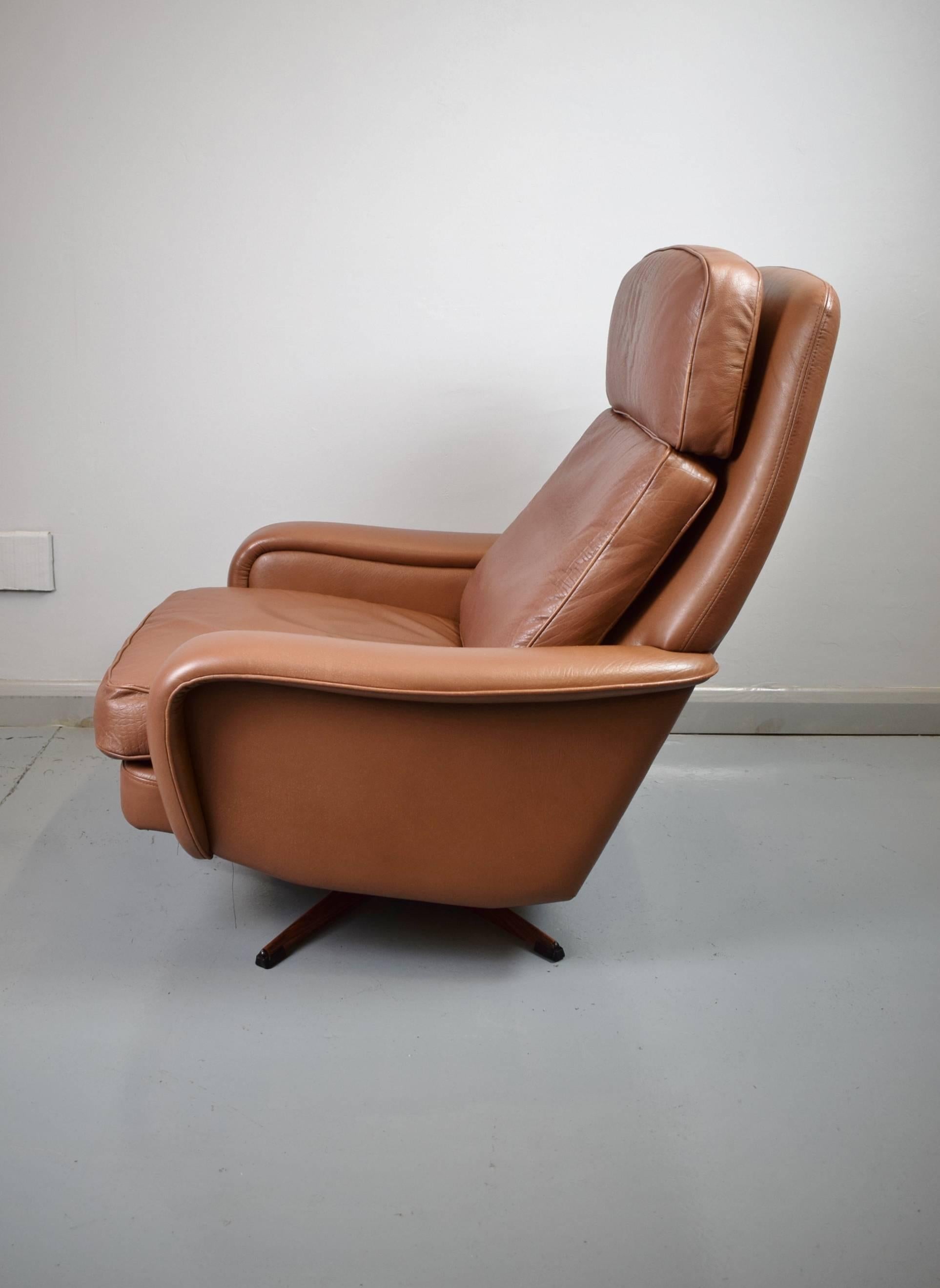 Mid-Century Retro Danish Georg Thams Brown Leather Swivel Reclining Armchair In Excellent Condition For Sale In Selston, Nottinghamshire