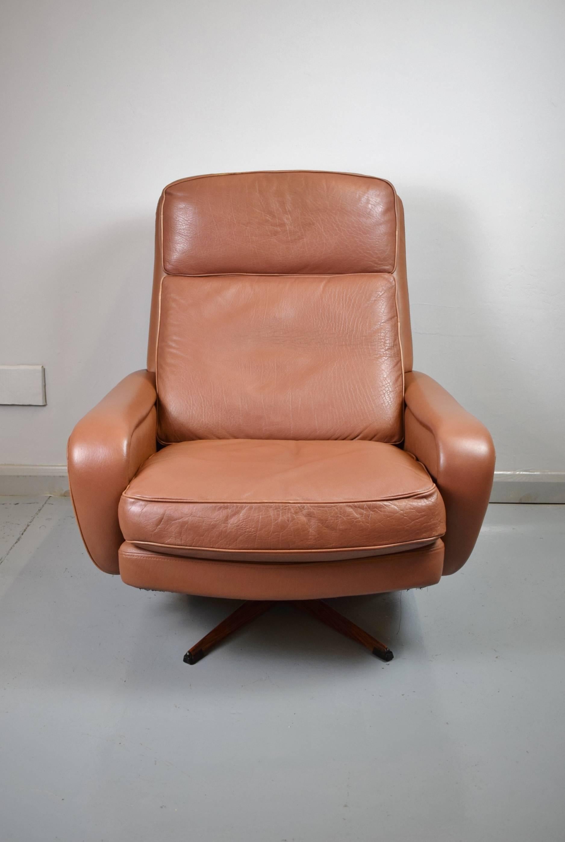 Designer: Georg Thams

Manufacturer: Vatne Mobler

Country: Denmark

Date: 1970s

Material: Leather Rosewood effect base.

Maximum Dimensions: 80cm wide, 90cm deep, and 93cm tall.
?Seat height is 40cm.

Condition: Excellent no rips or