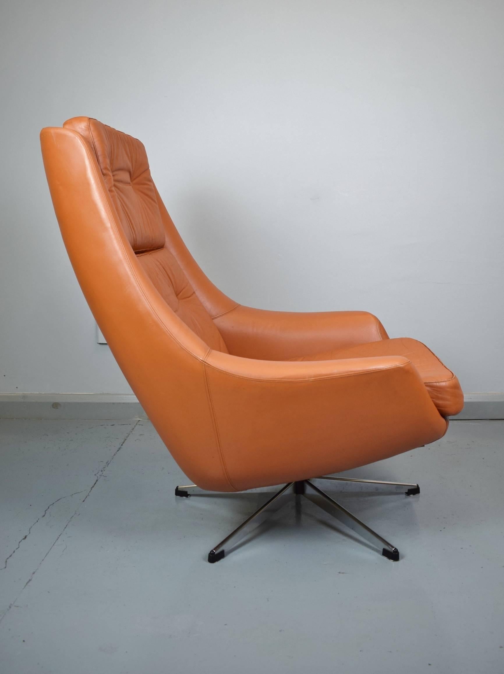 Mid-Century Retro Danish Tan Leather Swivel Chair by H.W. Klein for Bramin In Excellent Condition For Sale In Selston, Nottinghamshire