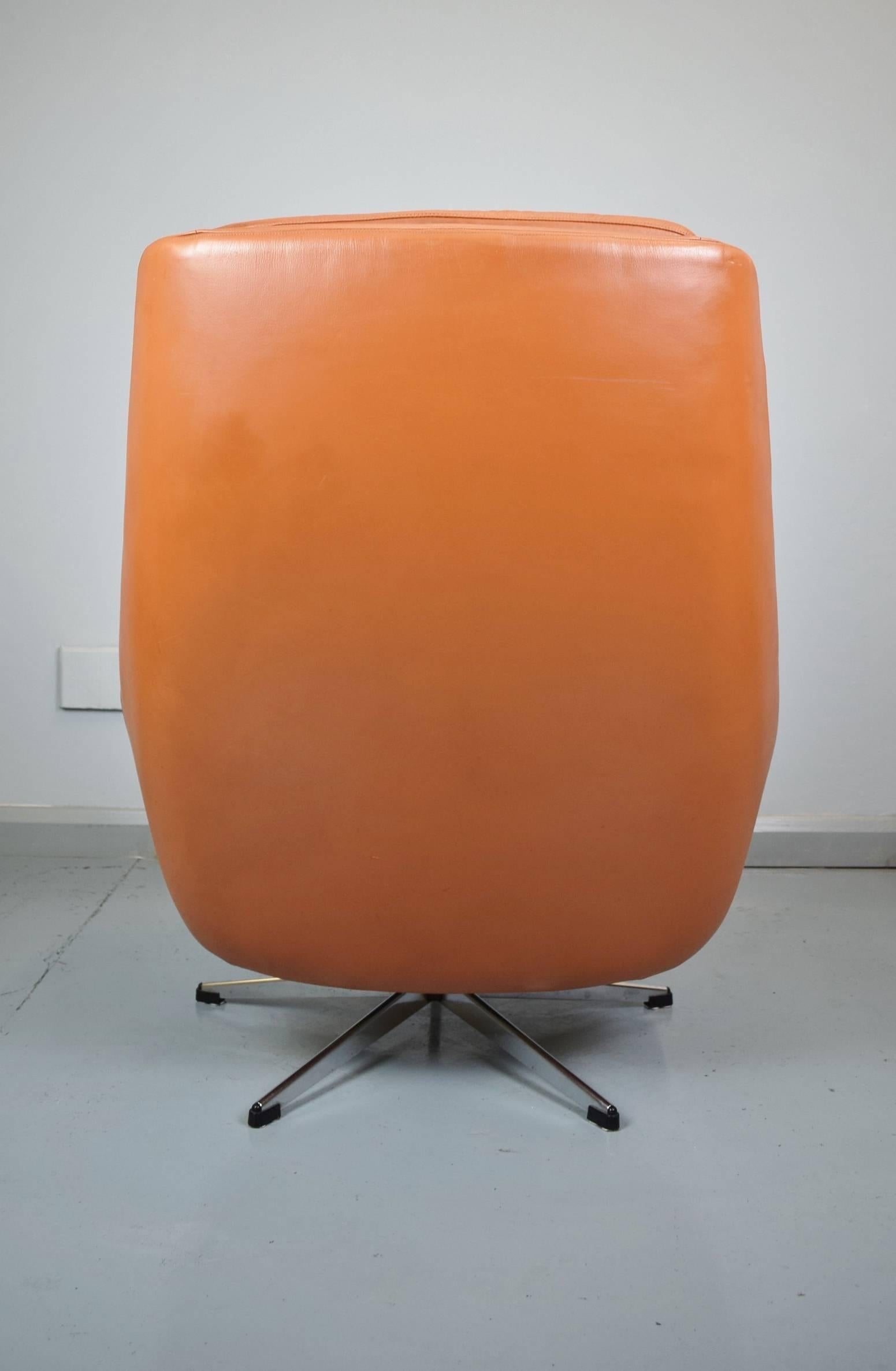 20th Century Mid-Century Retro Danish Tan Leather Swivel Chair by H.W. Klein for Bramin For Sale