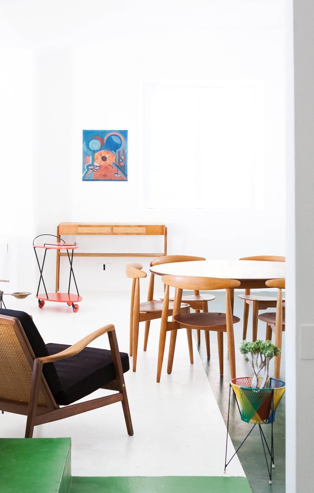 This is an authentic vintage set designed by Hans Wegner and produced by Fritz Hansen in Denmark in the 1950s. The set is numerated and each piece have a producer logo. The set is composed of six chairs model FH4103 and a round table model FH4602.