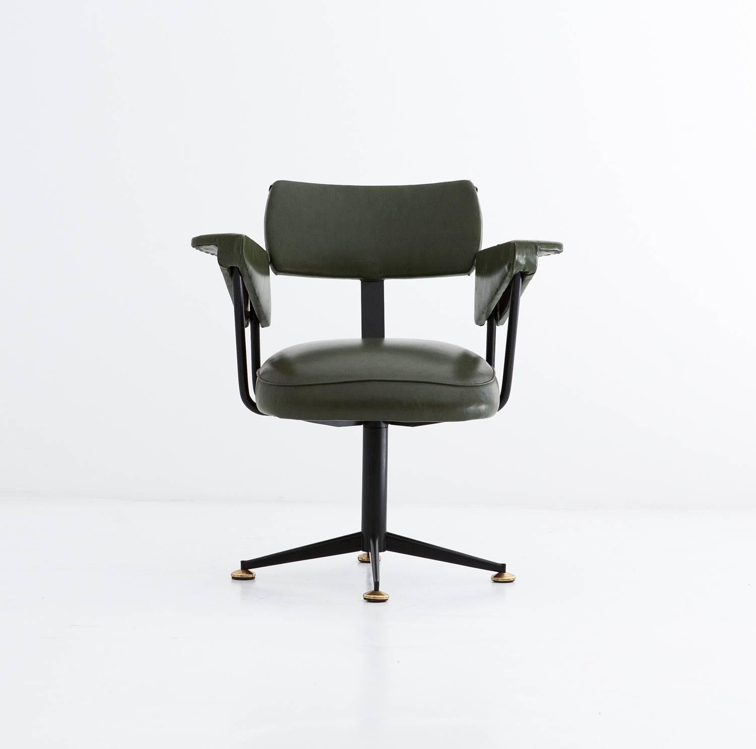 A modern Swivel armchair designed and produced in Italy in the 1950's
Iron and wood frame with brass feets
Original bottle green skai upholstery
The iron frame has been restored with new black lacquer.