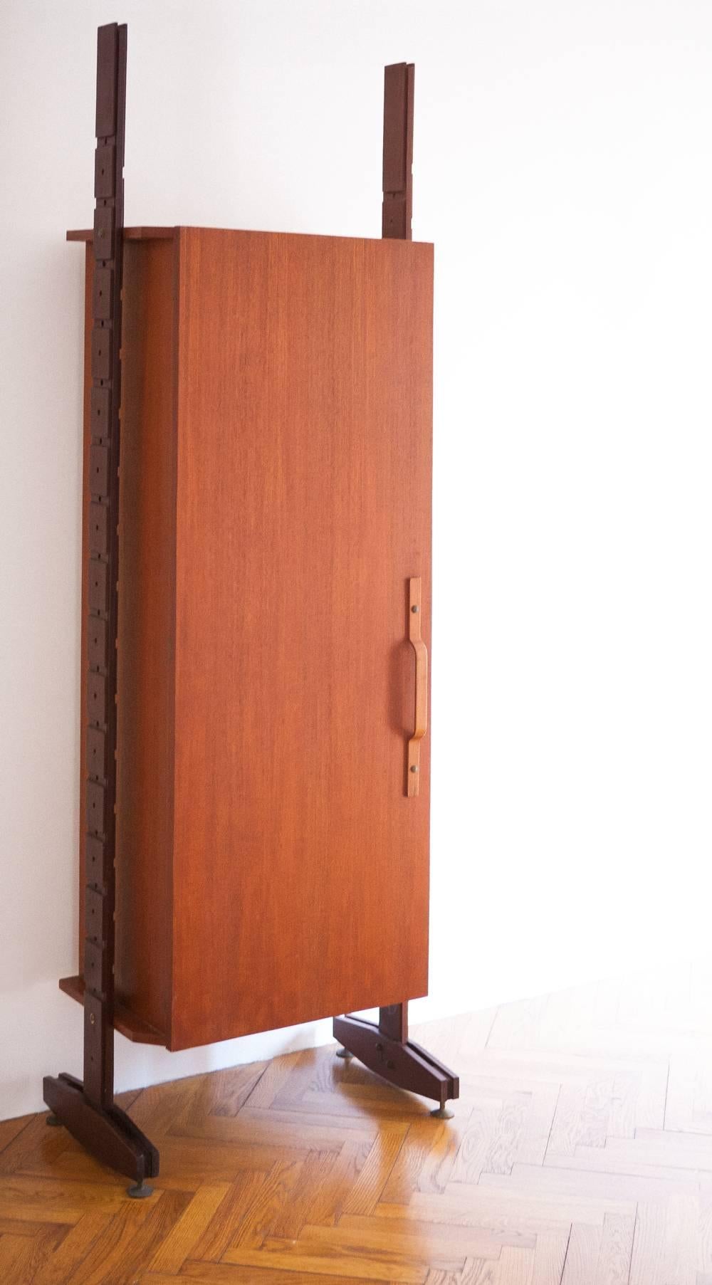 1950s
Rosewood, mahogany, brass details
Measures :
total :Width 70 - depth 40 - height 202
only the cabinet : width 58 - depth 40 - height 144